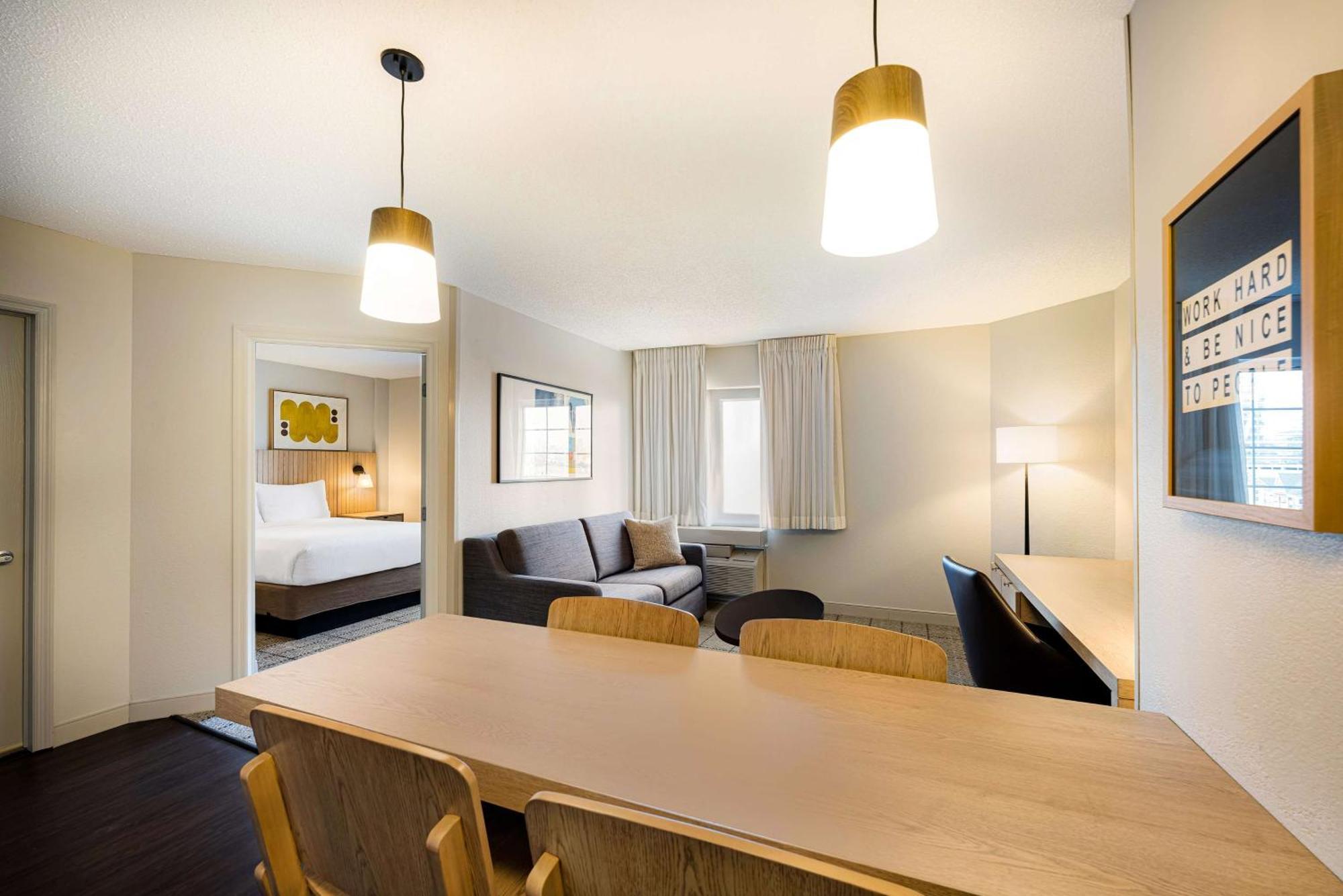One-Bedroom Queen Suite,1547464522:JPEG