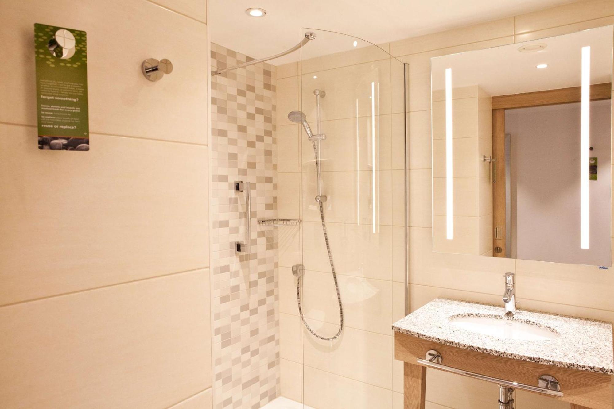 Habitación con cama grande