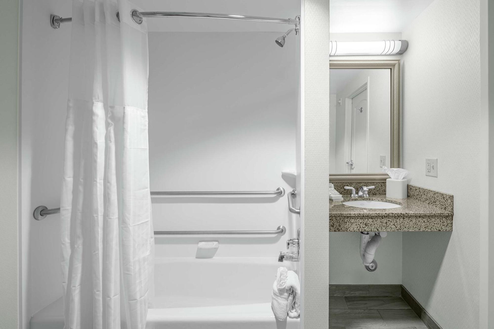 King Room Bath Tub Mobility Access