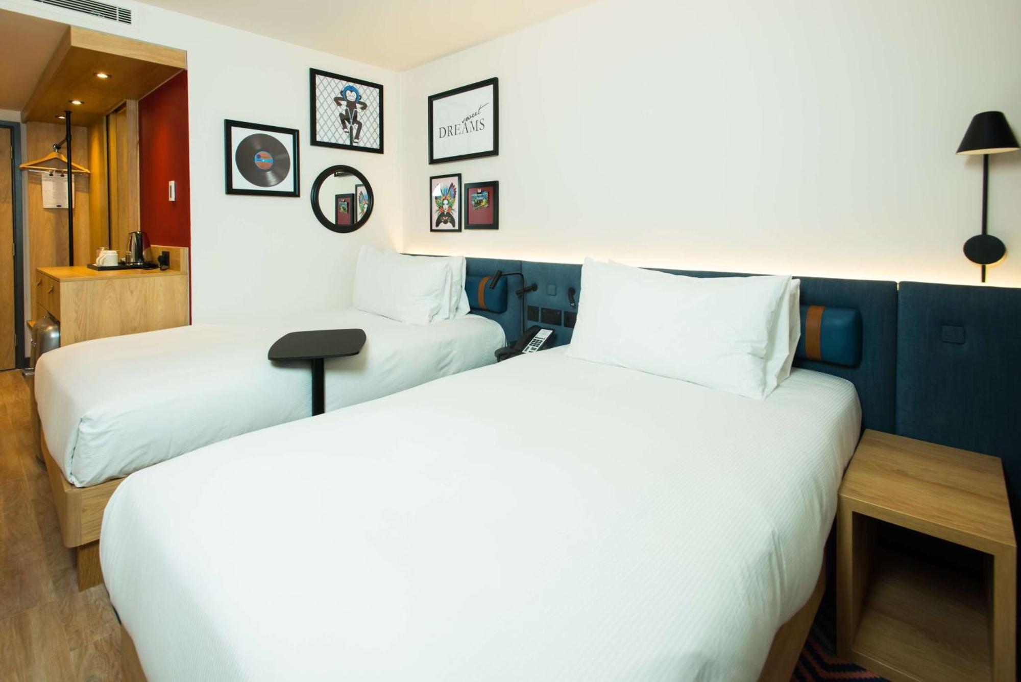 Kamer met Queensize Bed en Slaapbank