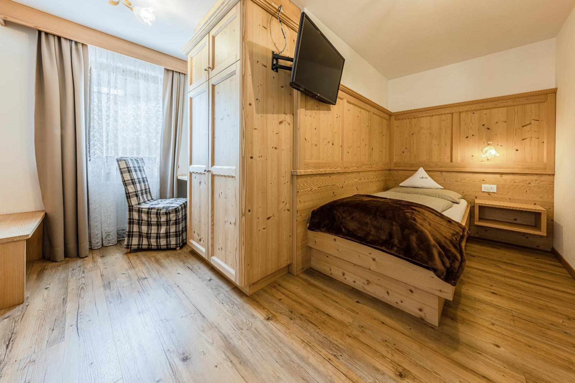 Twin Room,1557340840:JPEG