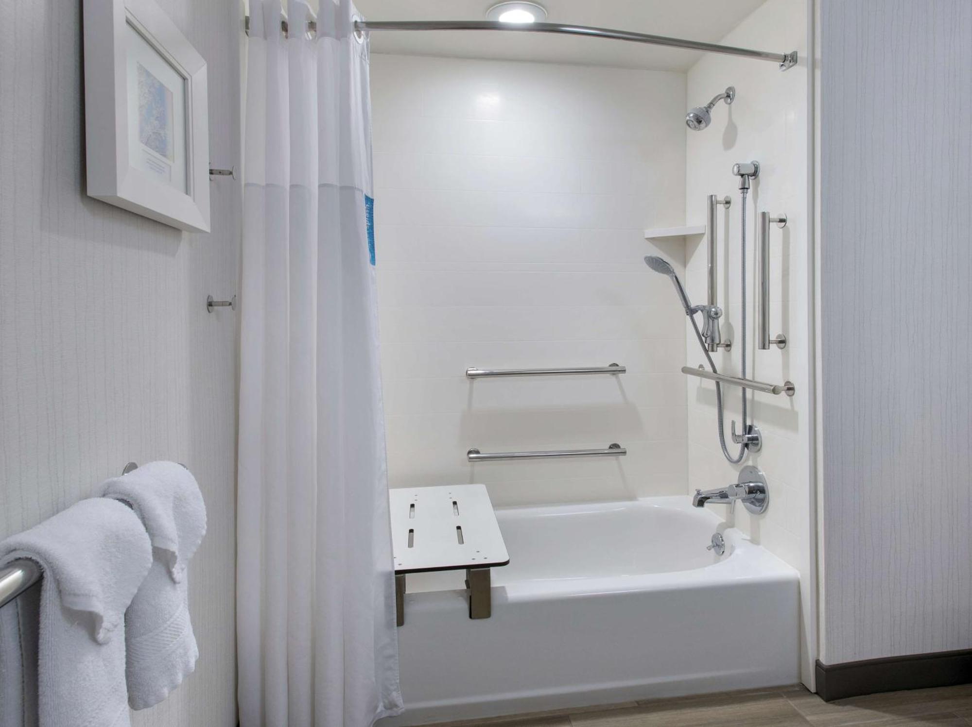Queen Room Bath Tub Disability Access or Non-Smoking