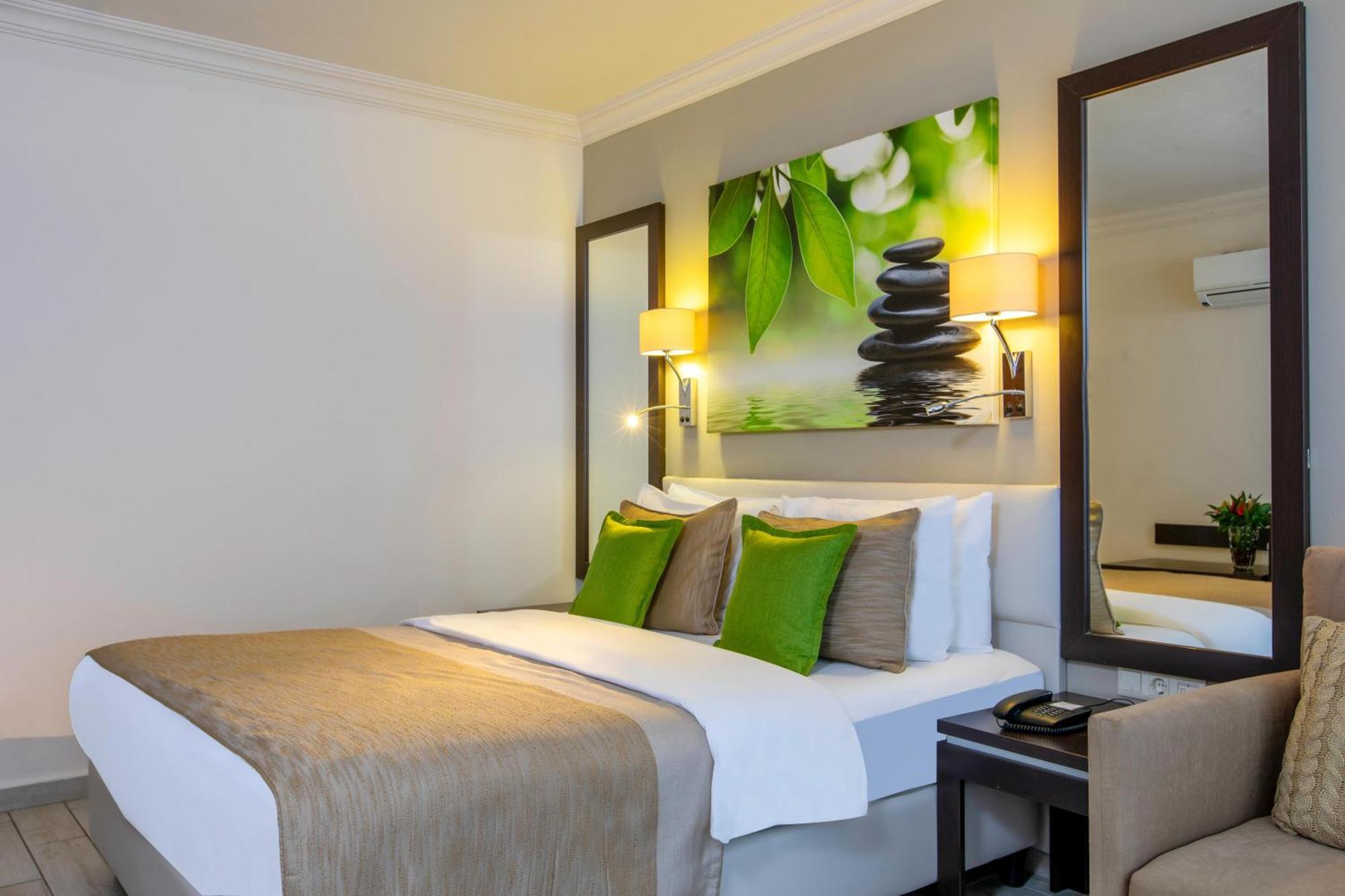 Habitación Doble Estándar con vistas parciales al mar
