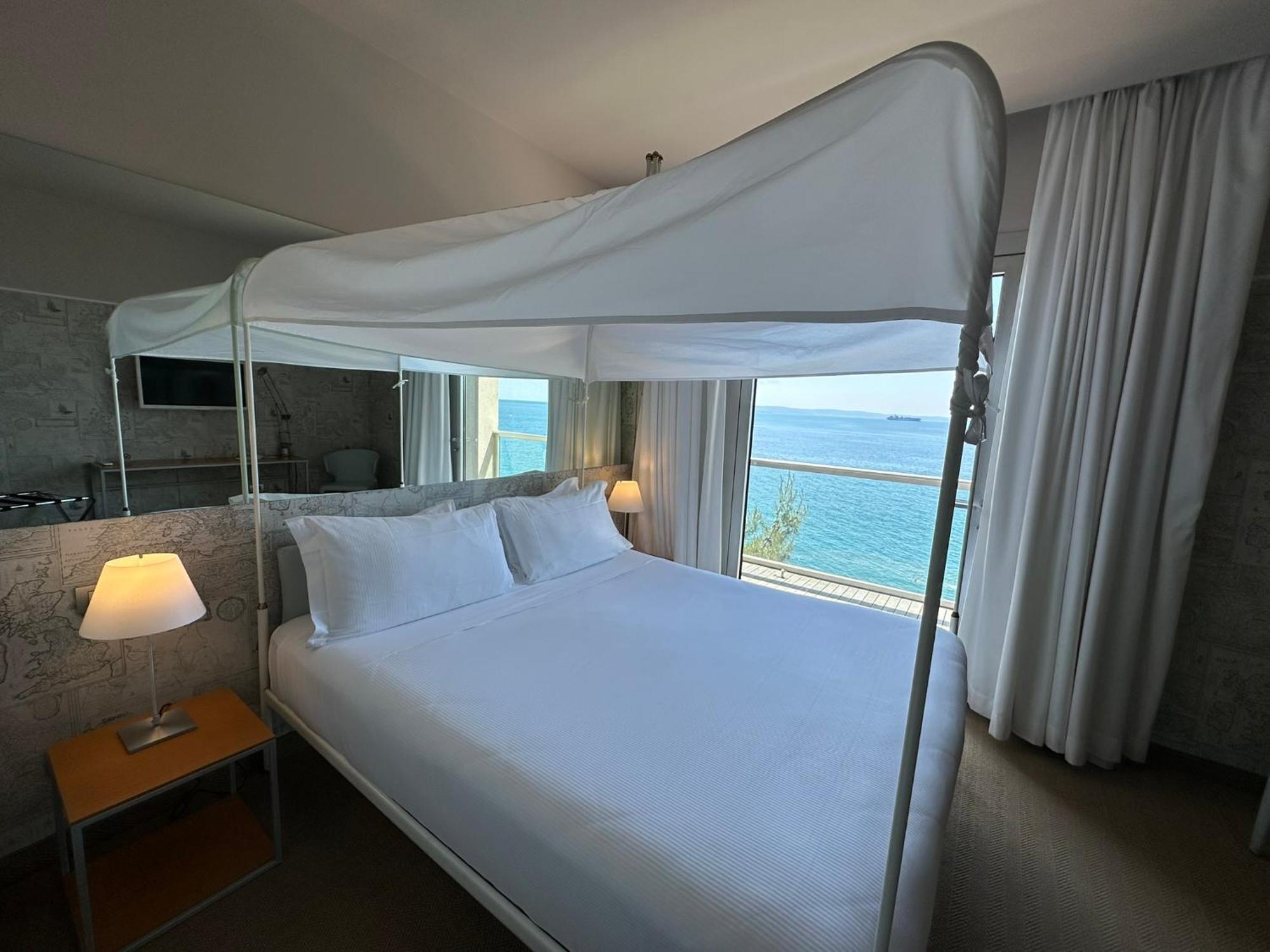 Double Room Poster Bed
