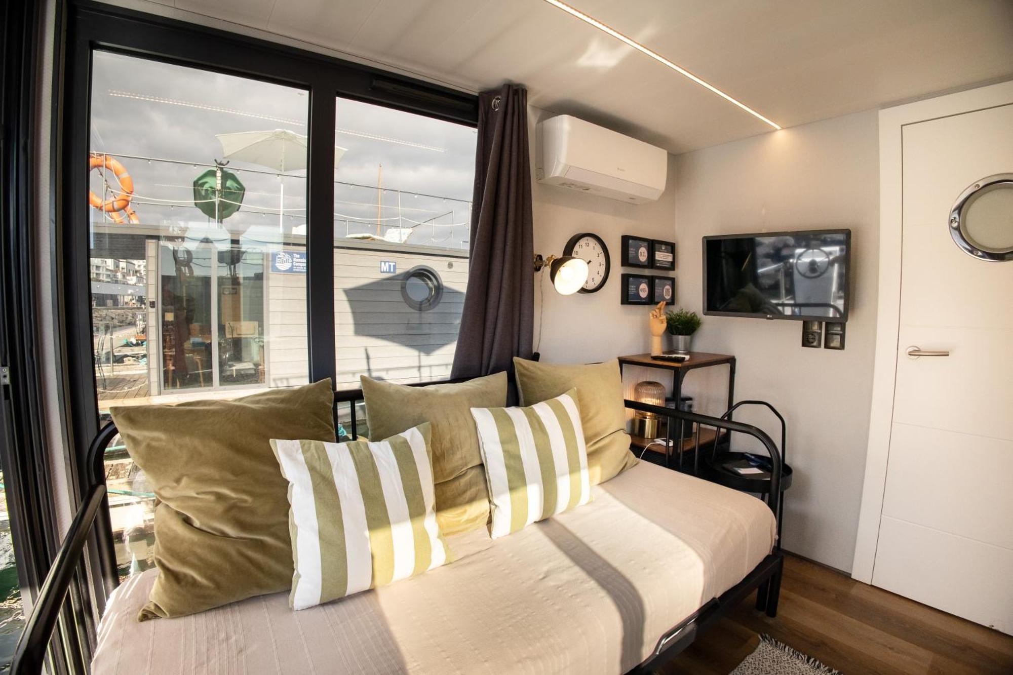One-Cabin Boat