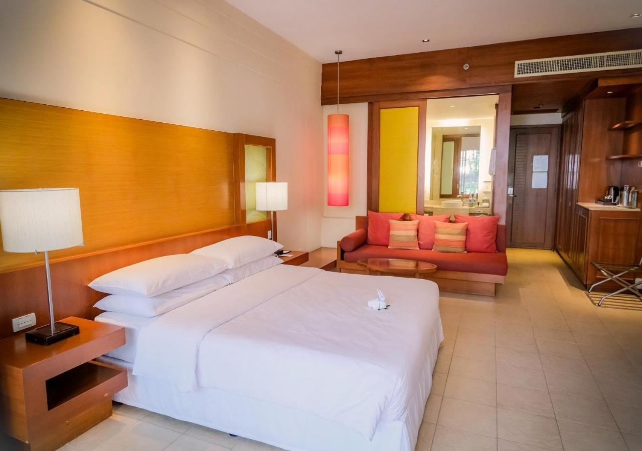 Lagoon Access Suite, 1 Bedroom Suite, 1 King, Poolside view,1587510885:JPEG