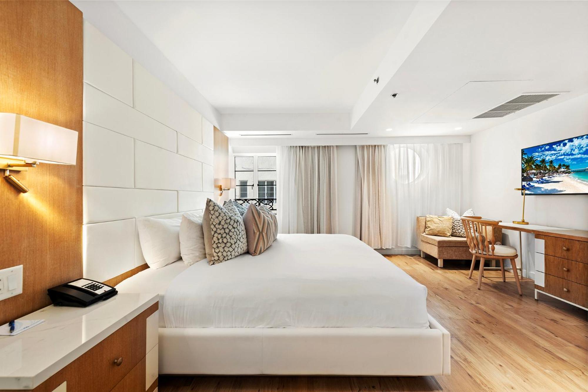 Deluxe Superior with Bathtub,1589557893:JPEG