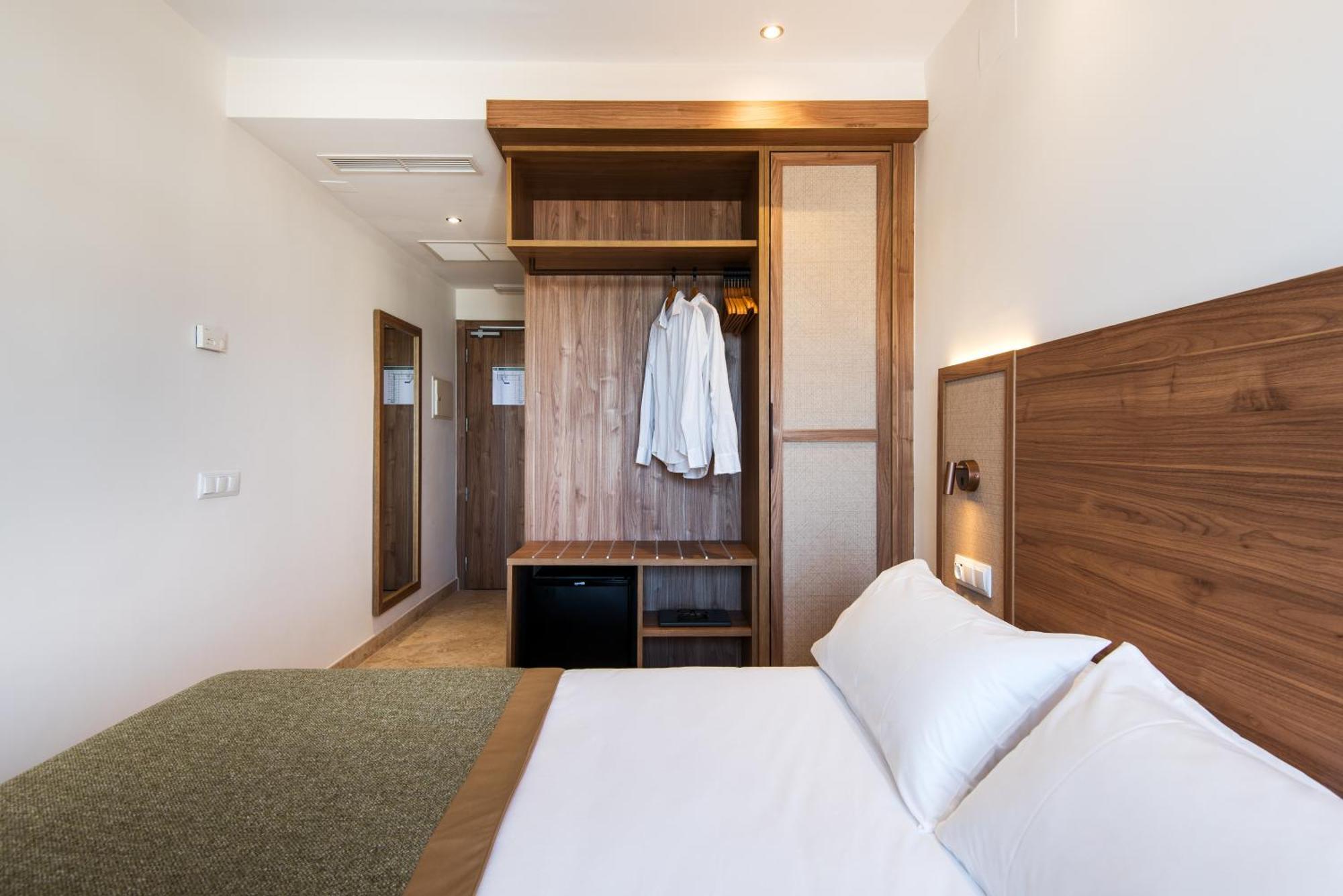 Standard Single Room with Side Sea View
