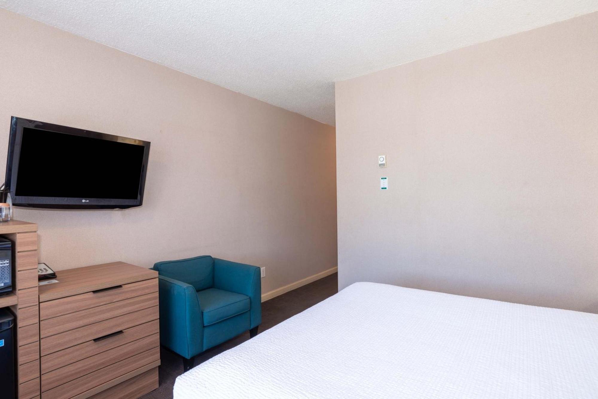Standard Room, 1 Queen Bed