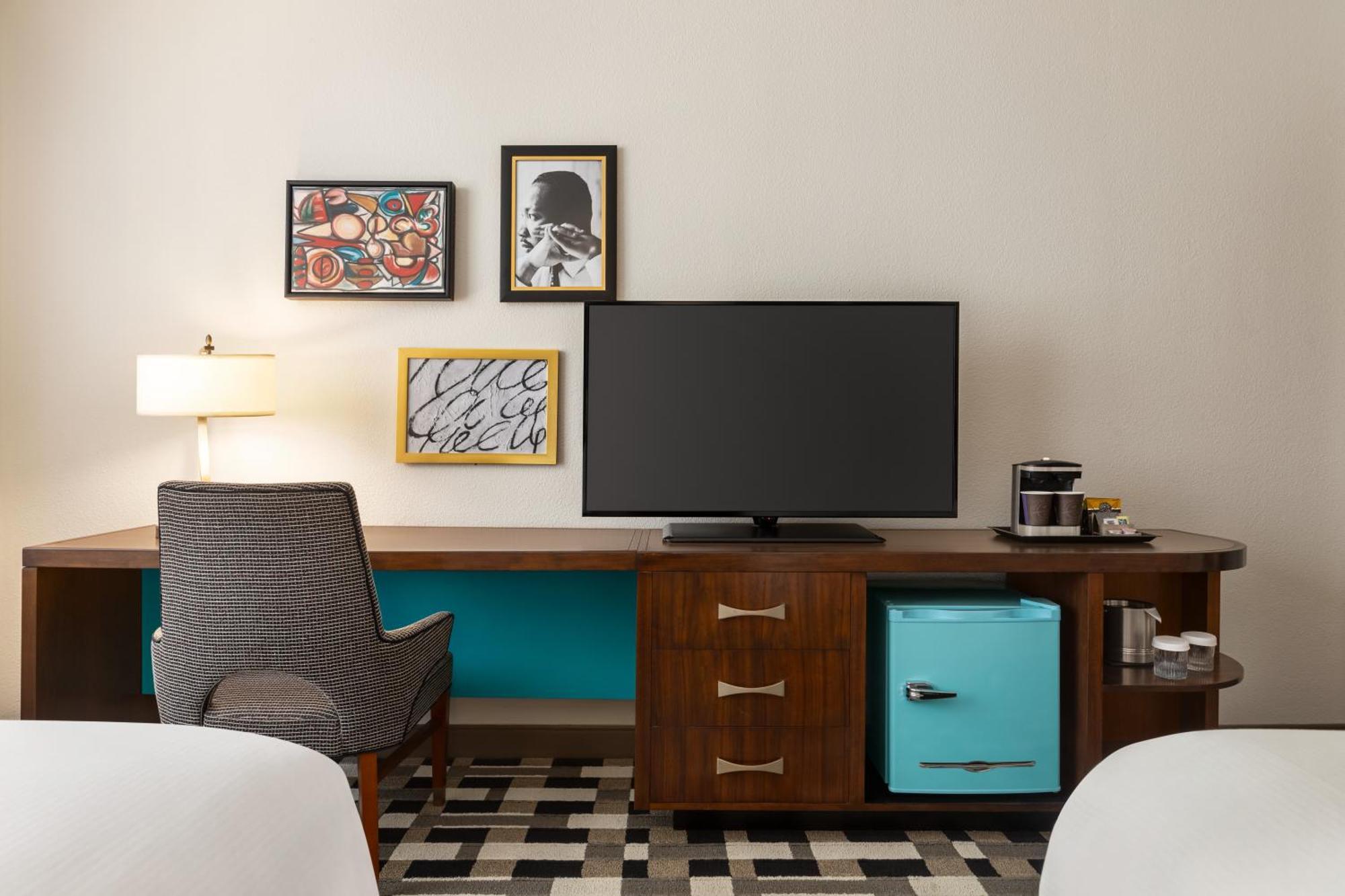 King Room - Mobility/Hearing Accessible with Bath Tub