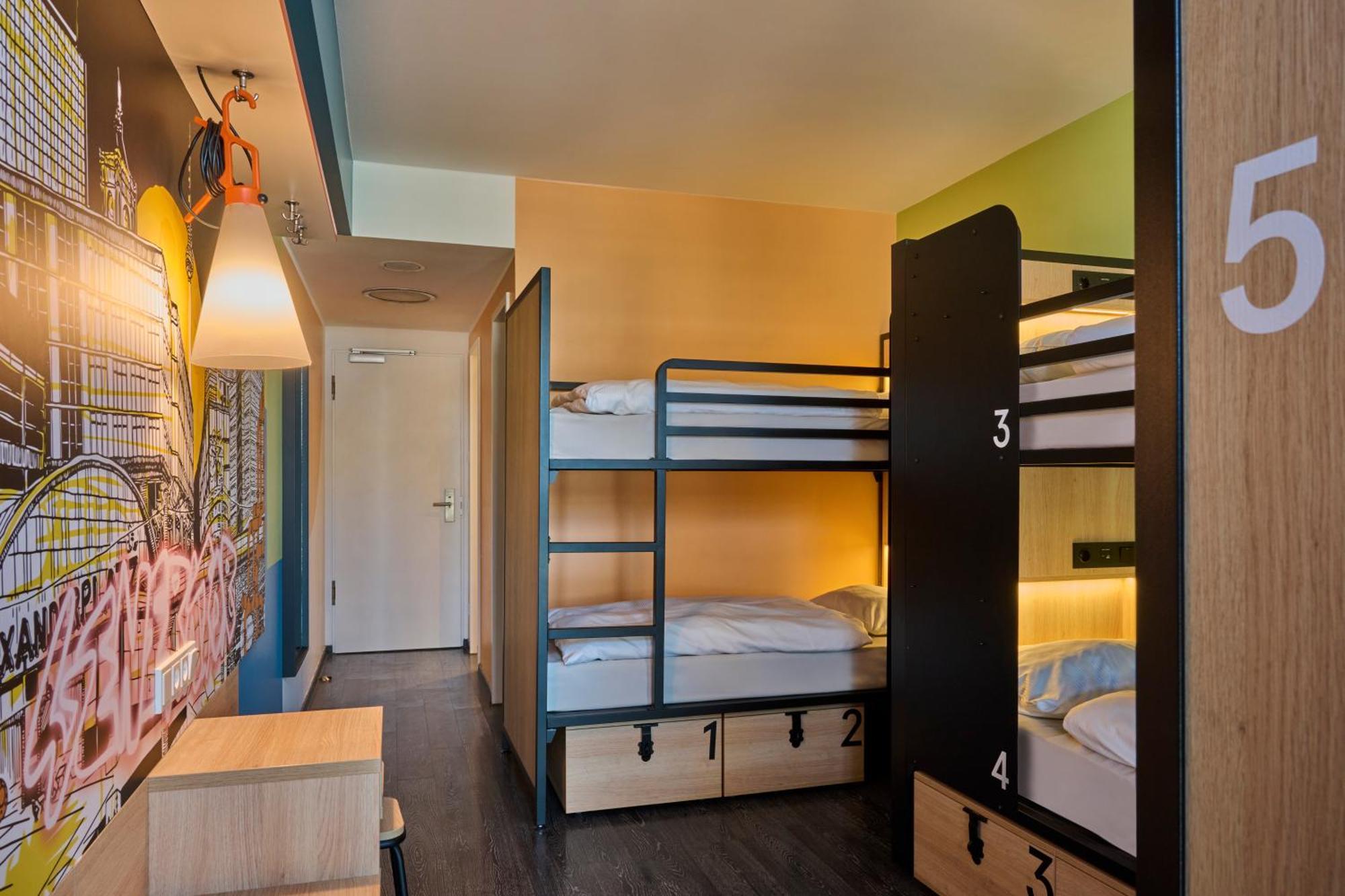 Quarto com 6 Camas - Banheiro Privativo