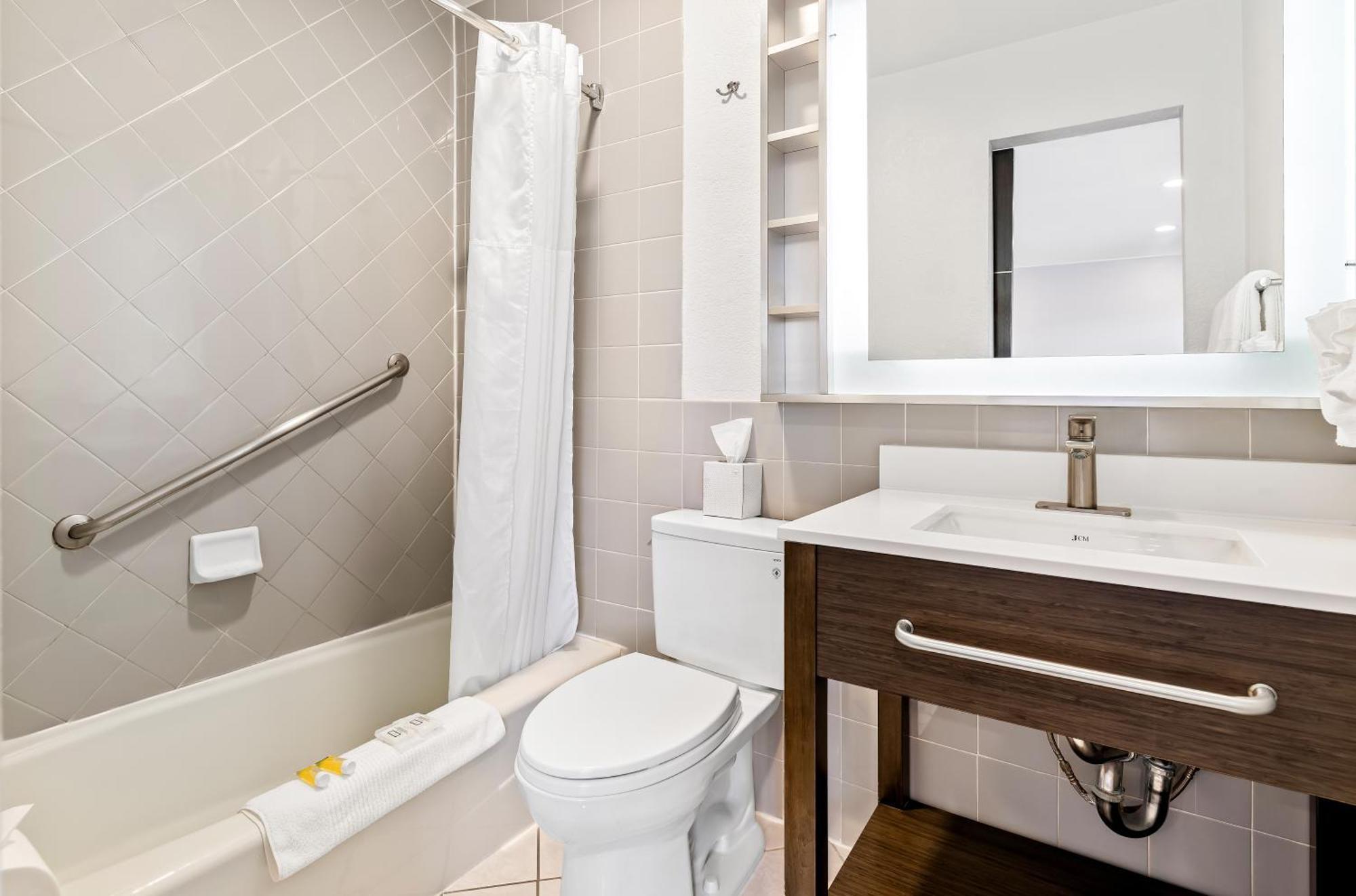 Queen Room - Non-Smoking,1710104634:JPEG