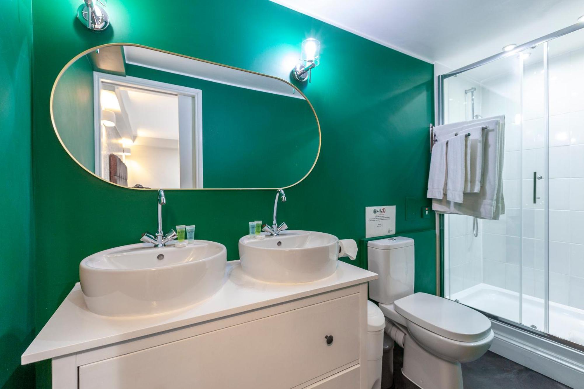 Quadruple Room Shower