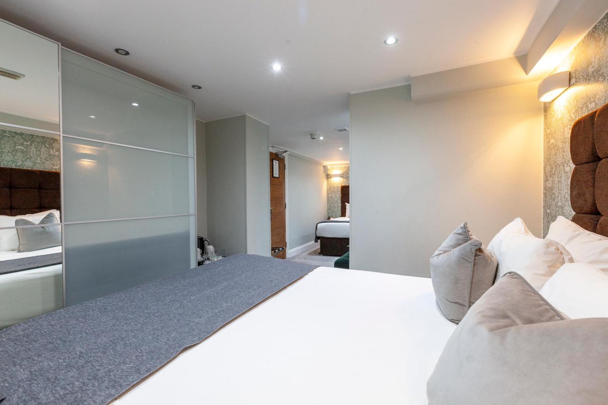 Quadruple Room Shower