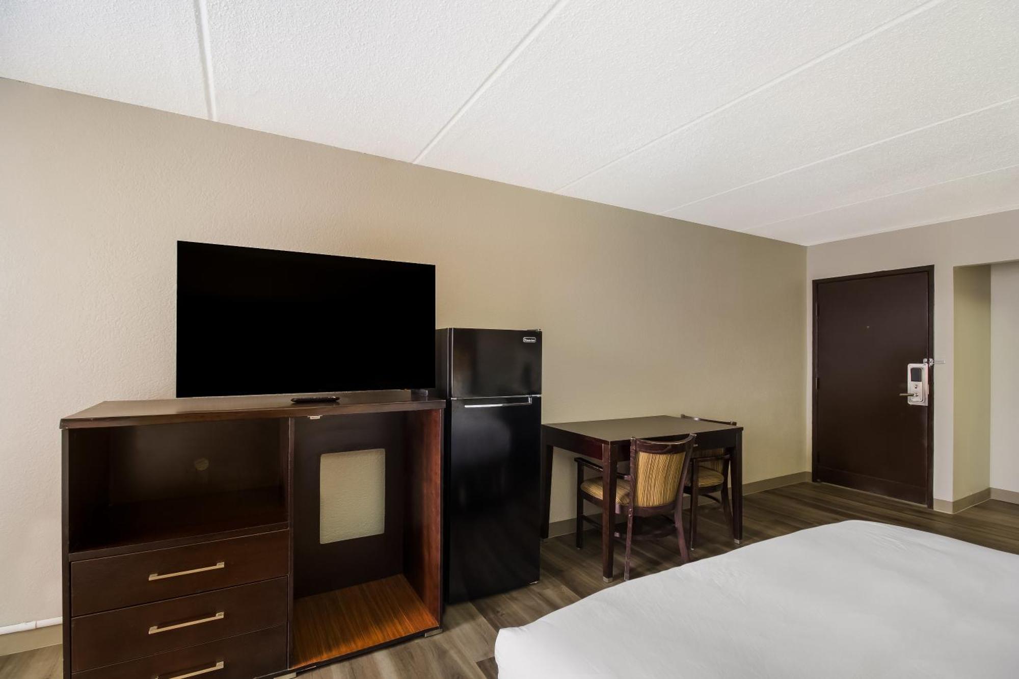 Quadruple Room with Two Queen Beds - Non Smoking,1611113356:JPEG