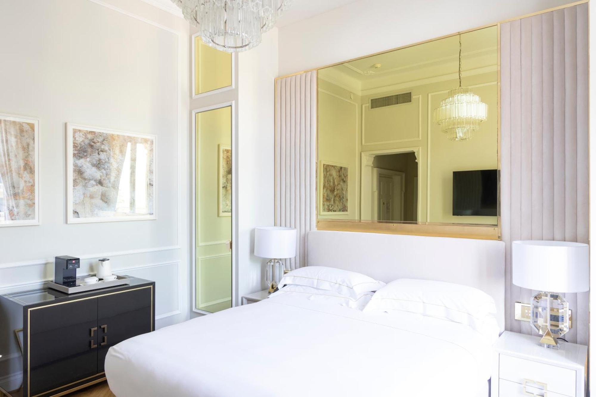 Superior Double Room with Partial Sea View