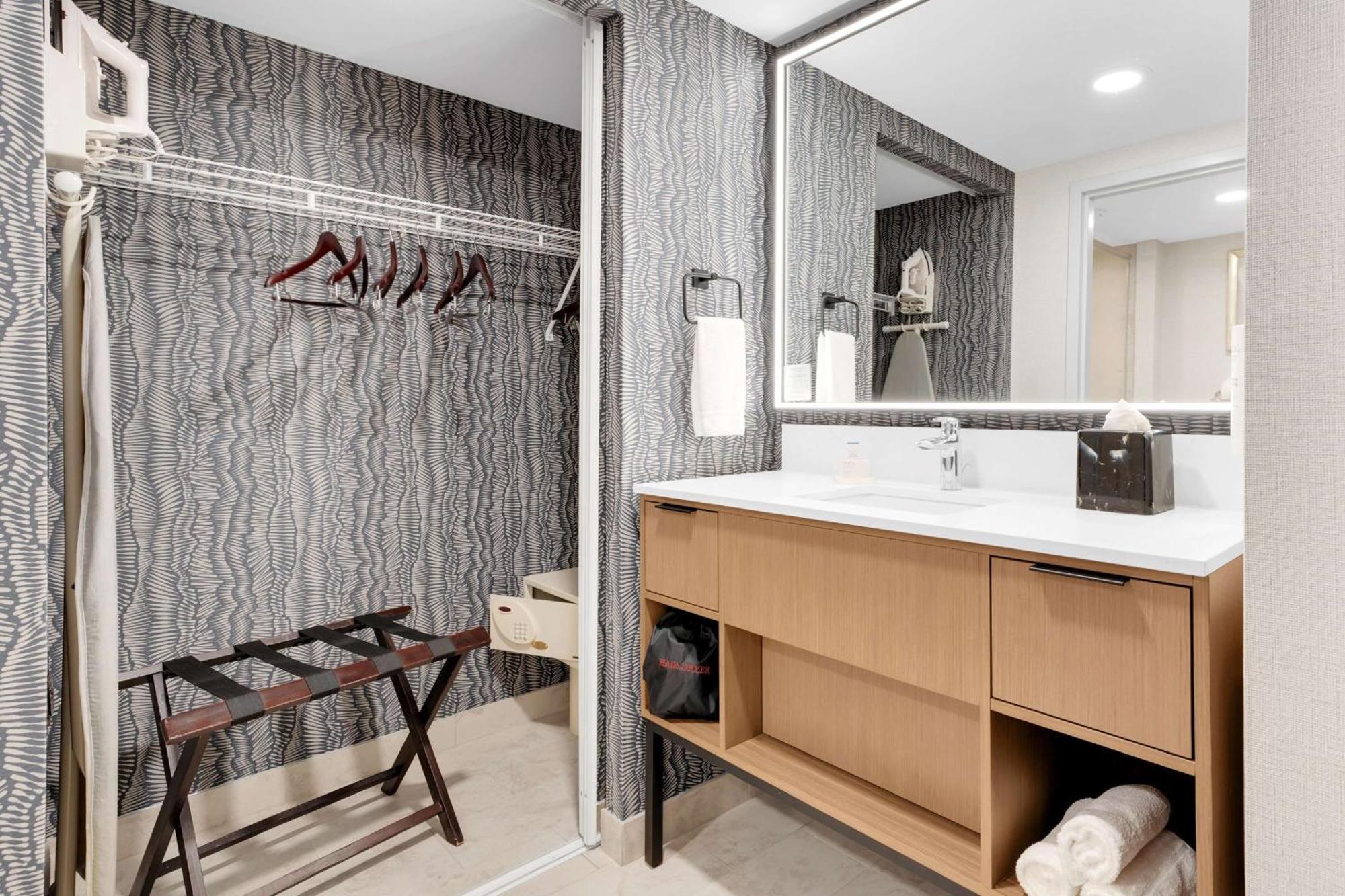 One-Bedroom King Suite - Non-Smoking