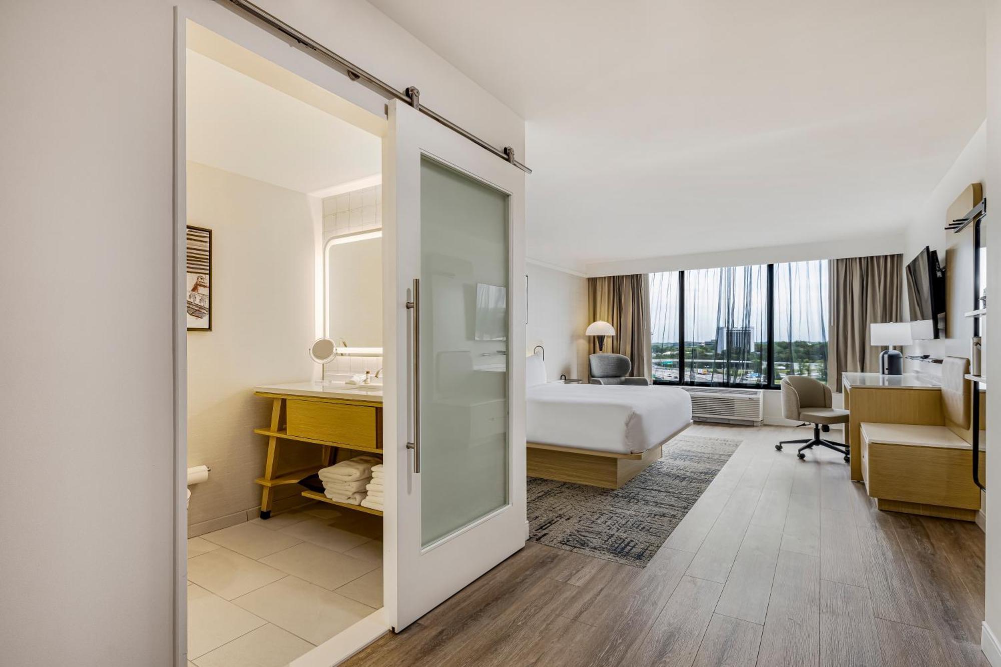 Premium Corner King Room with Skyline View,1615680699:JPEG