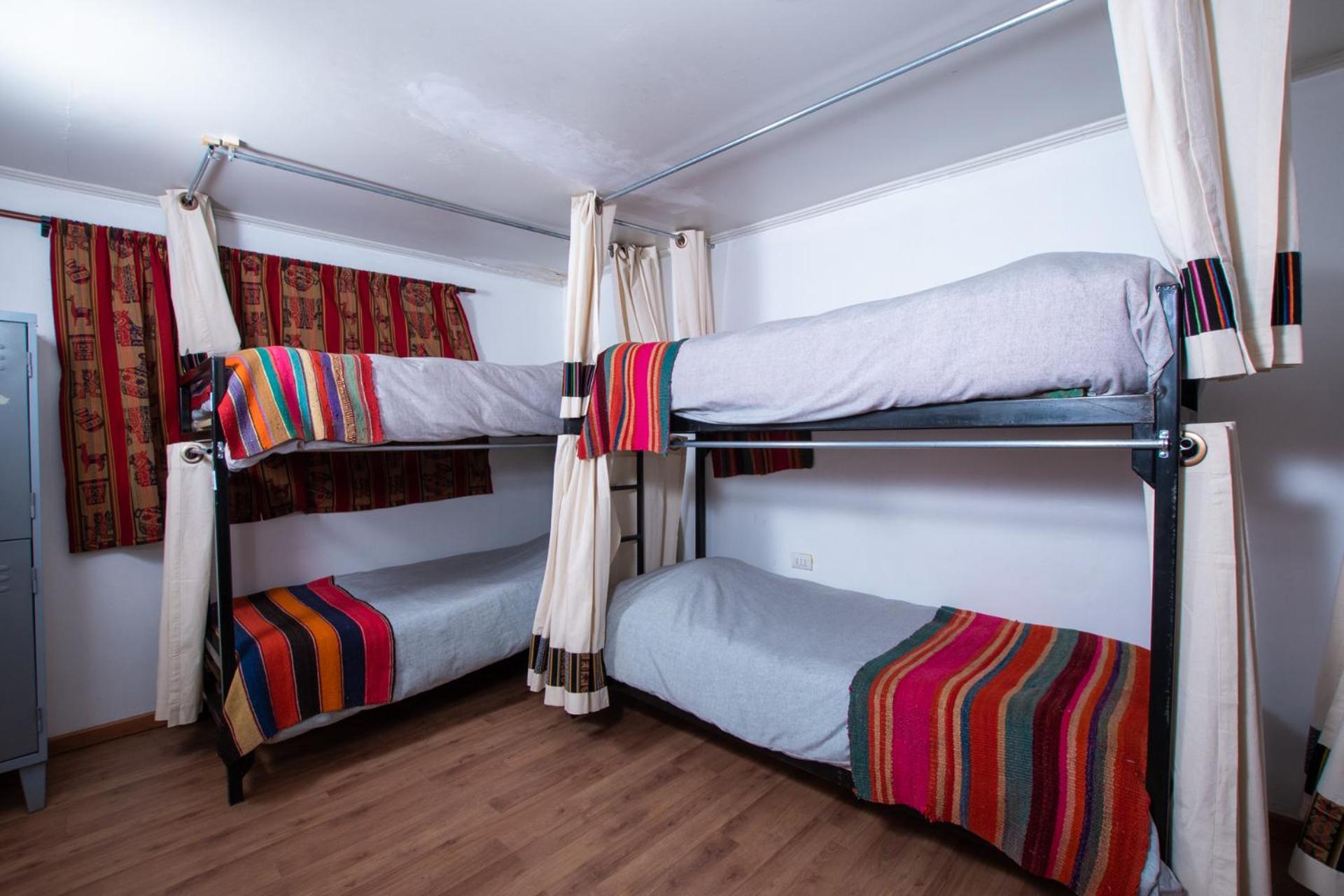 Litera en habitación compartida masculina