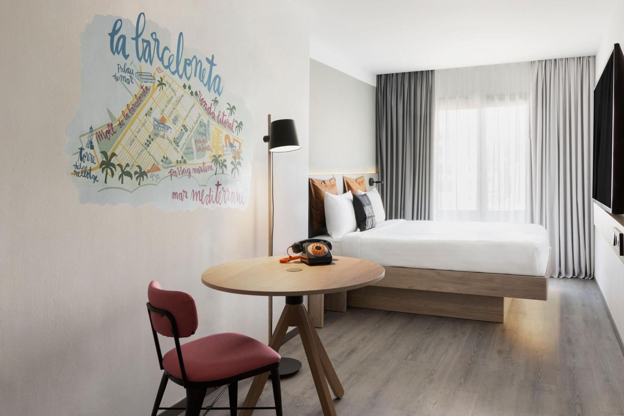Quarto Queen Acolhedor com Vista da Cidade