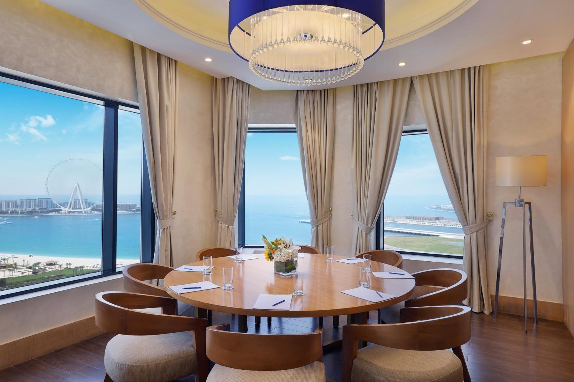 Camera Club fronte oceano, 1 letto king size, con accesso gratuito all’Executive Lounge, tè pomeridiano e happy hour