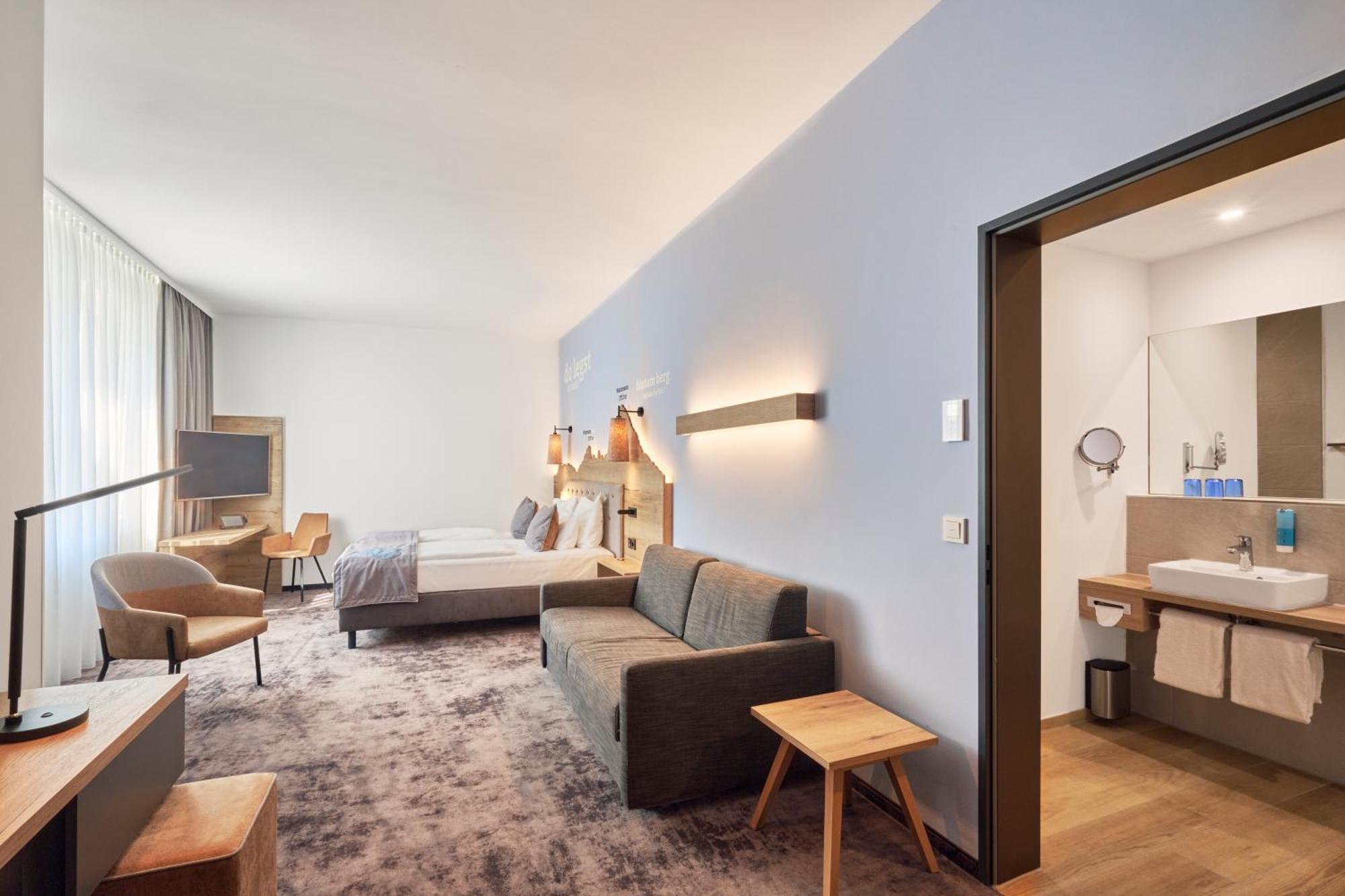 Suite Junior con ducha a ras de suelo y sofá cama