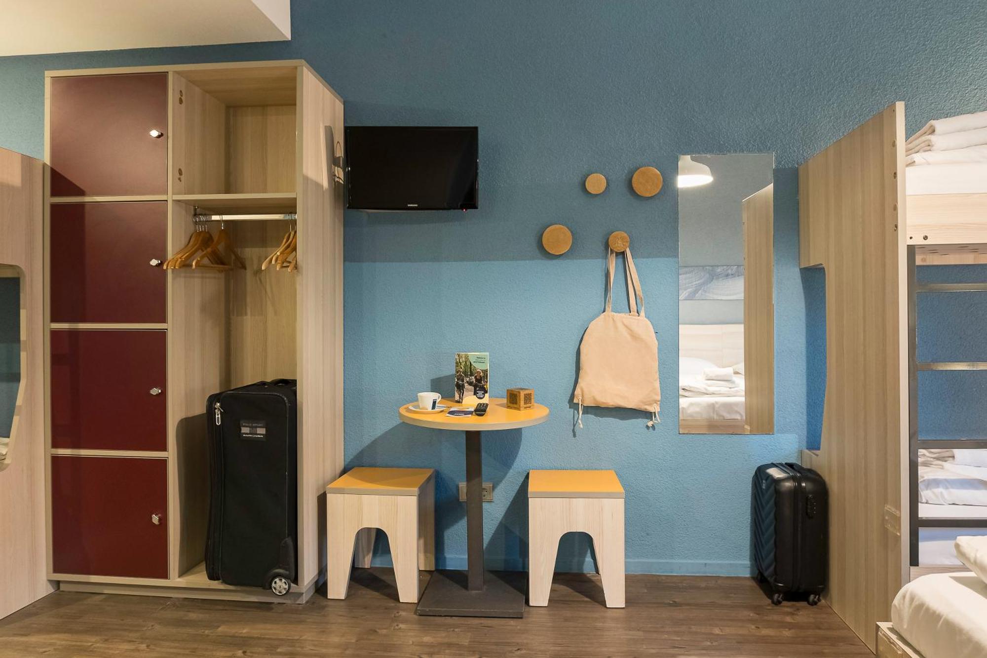 6-Bed Room