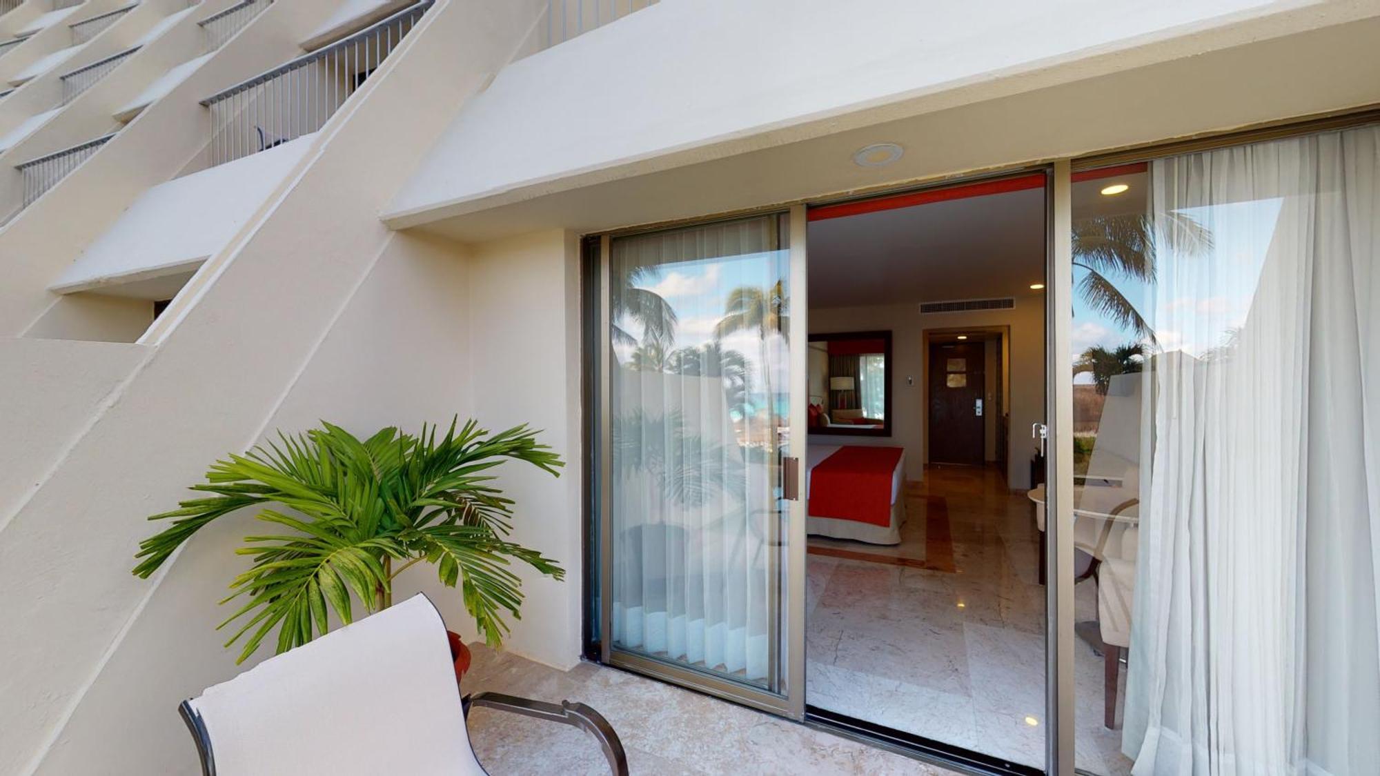 Deluxe Swim-Up Ocean View Adults Only