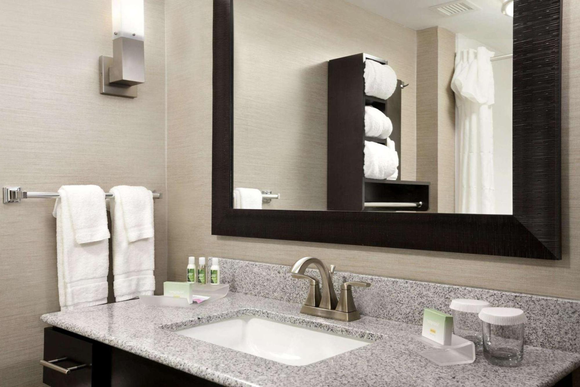 One-Bedroom Queen Suite with Two Queen Beds - Non-Smoking