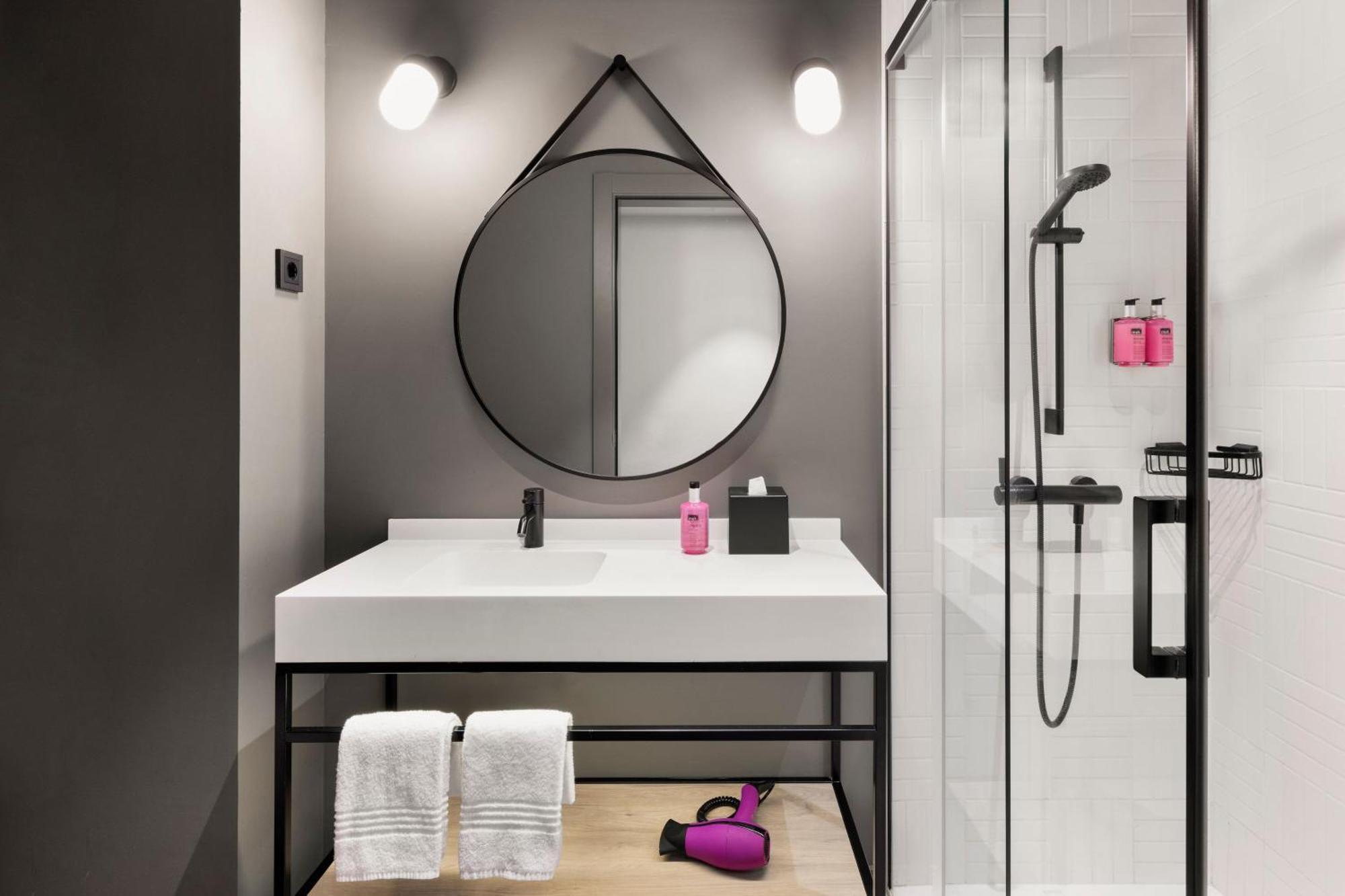 Moxy Twin Room with Balcony and City View
