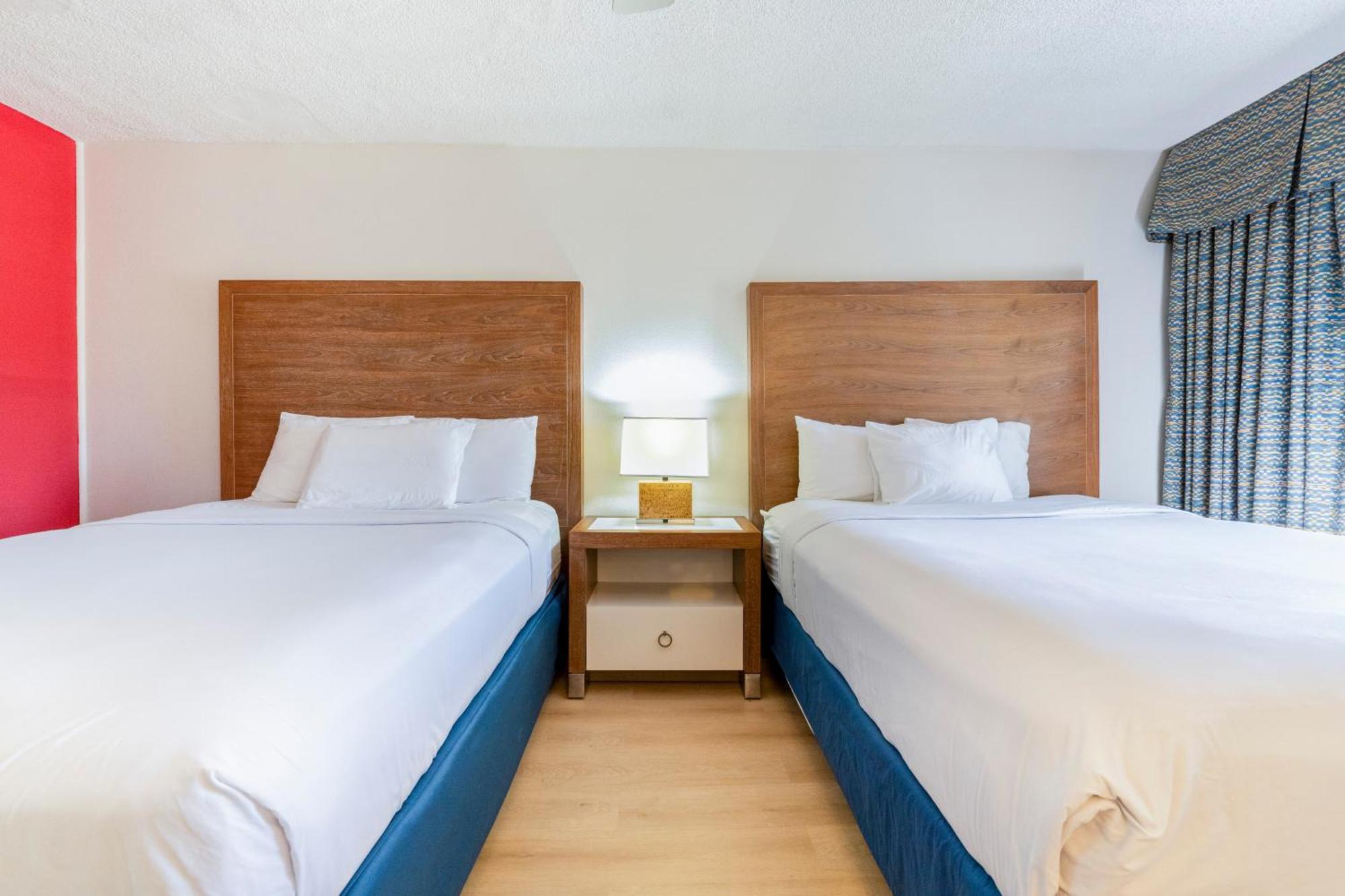 Queen Room with Two Queen Beds and Courtyard View - Non-Smoking