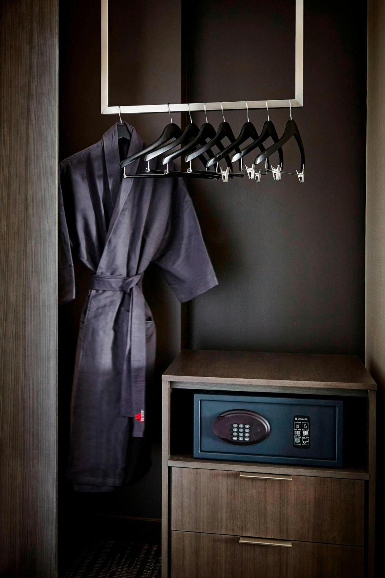 Zimmer mit Doppel- oder Kingsize-Bett und Wasserblick