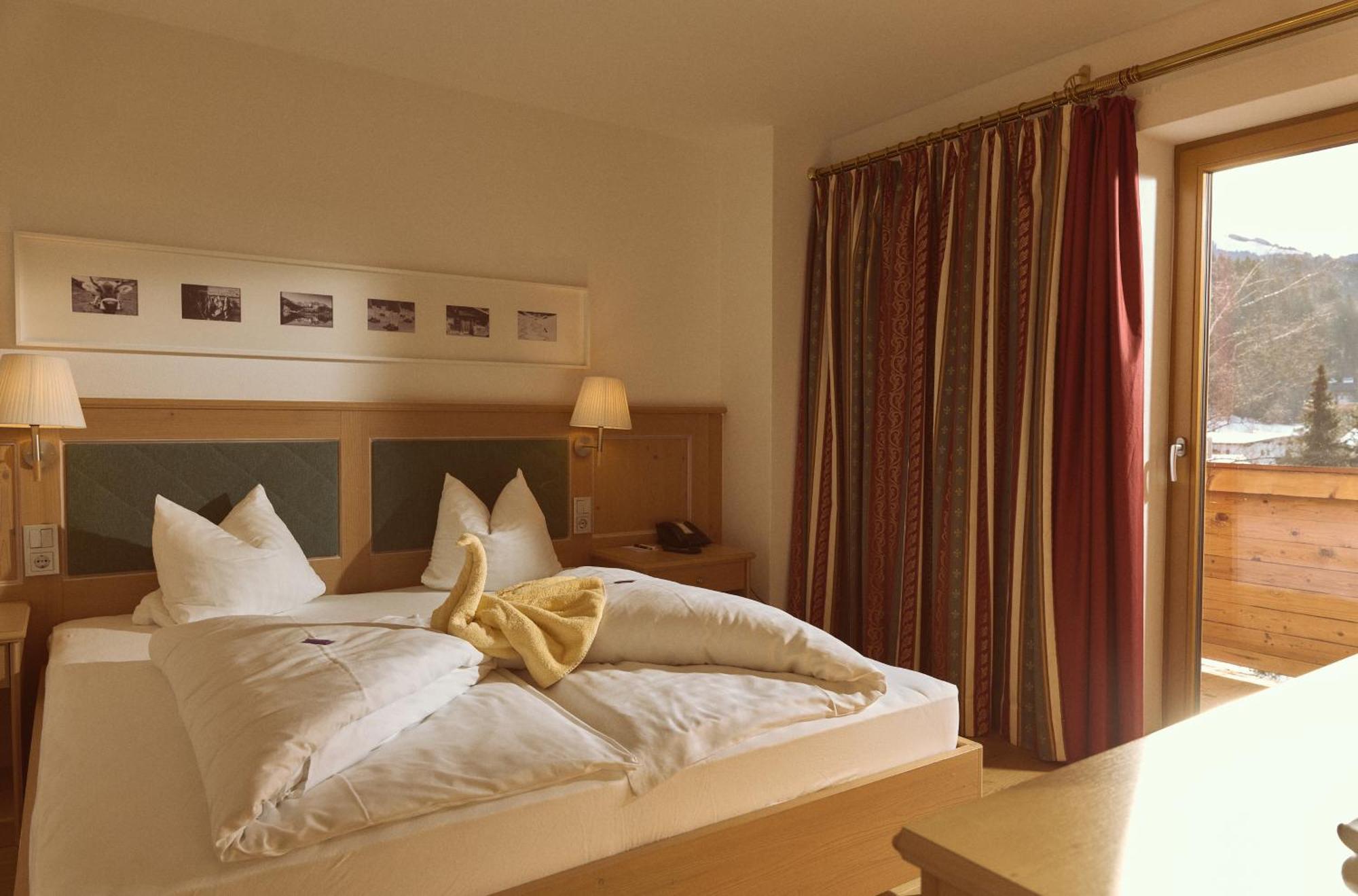 Doppelzimmer mit Dusche oder Badewanne und Gartenblick