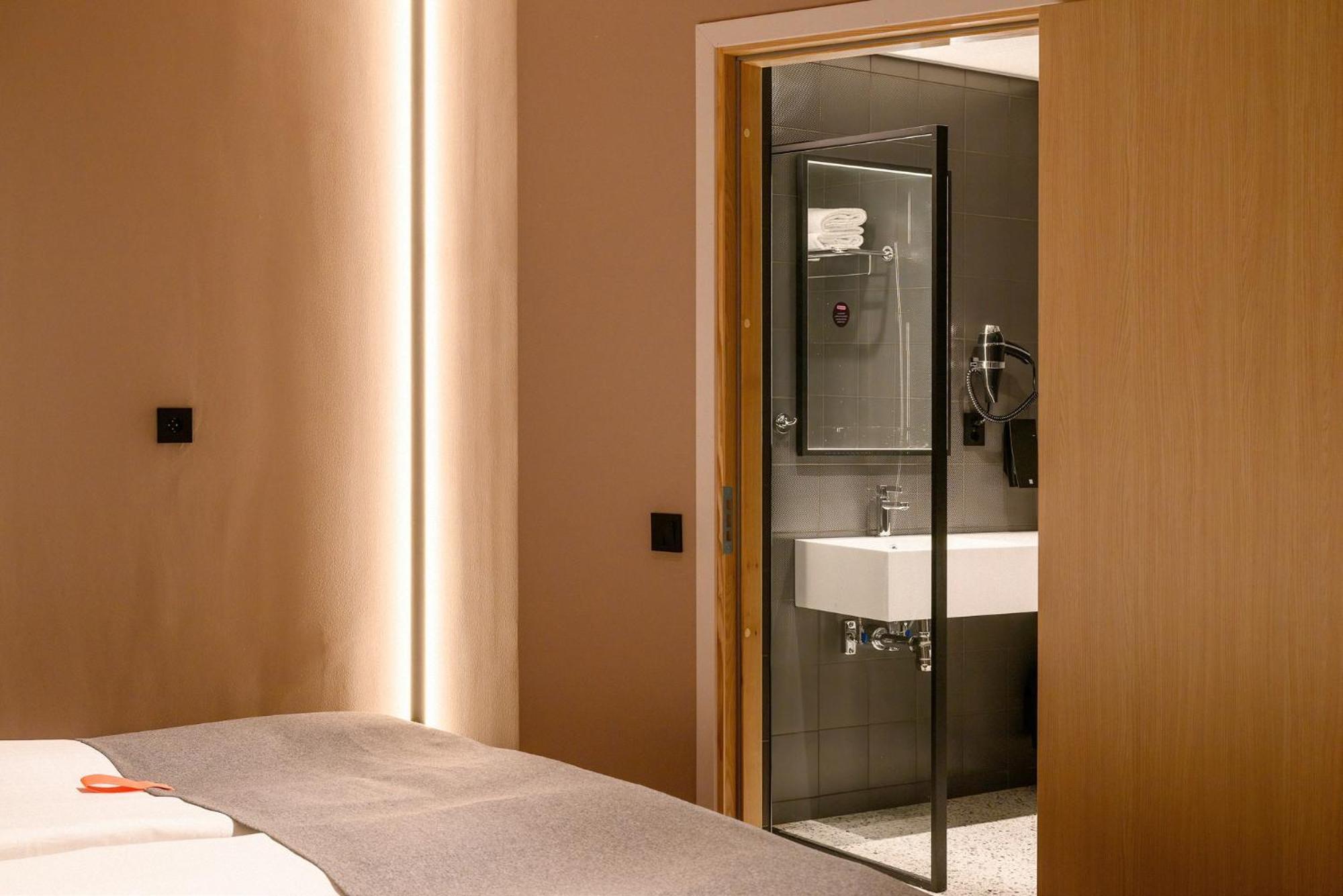 Small Double Room - without window