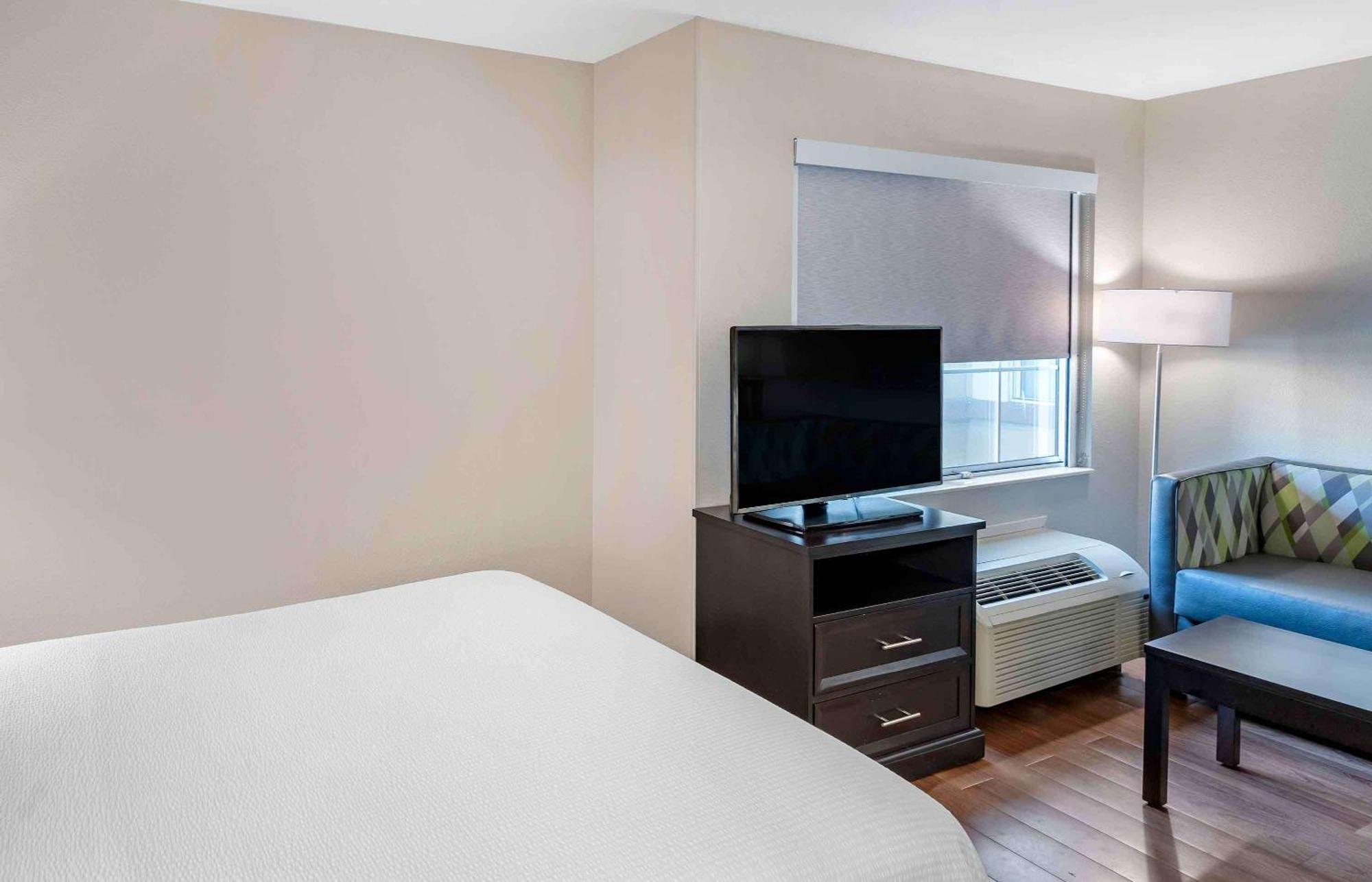 Deluxe Studio with 1 Queen Bed - Non-Smoking,1640386363:JPEG