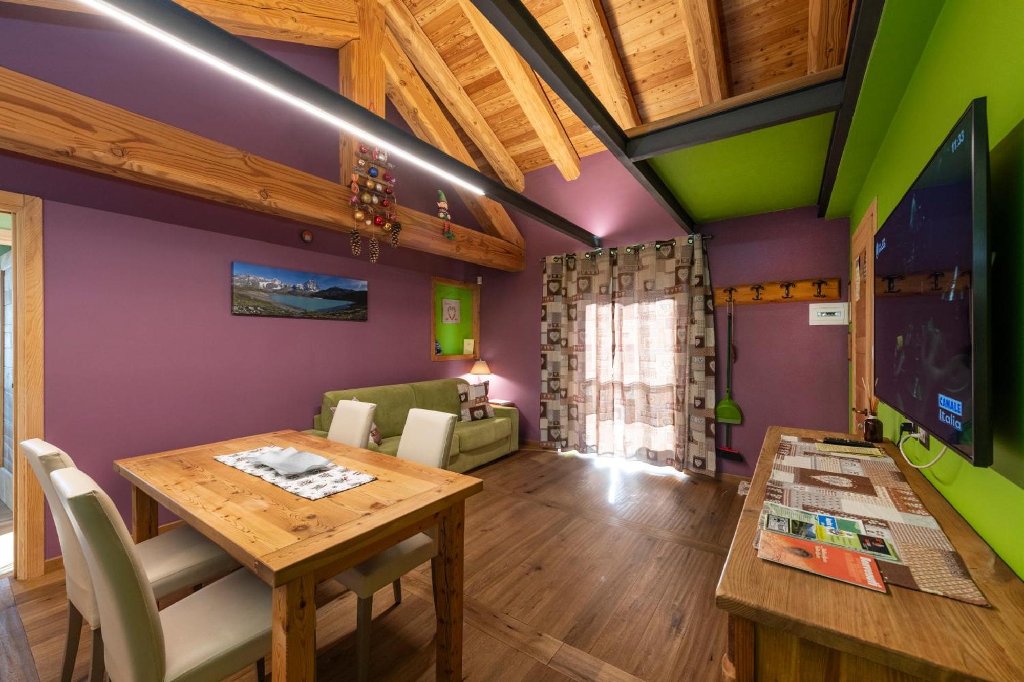 One-Bedroom Apartment Balcony Mountain View Second Floor