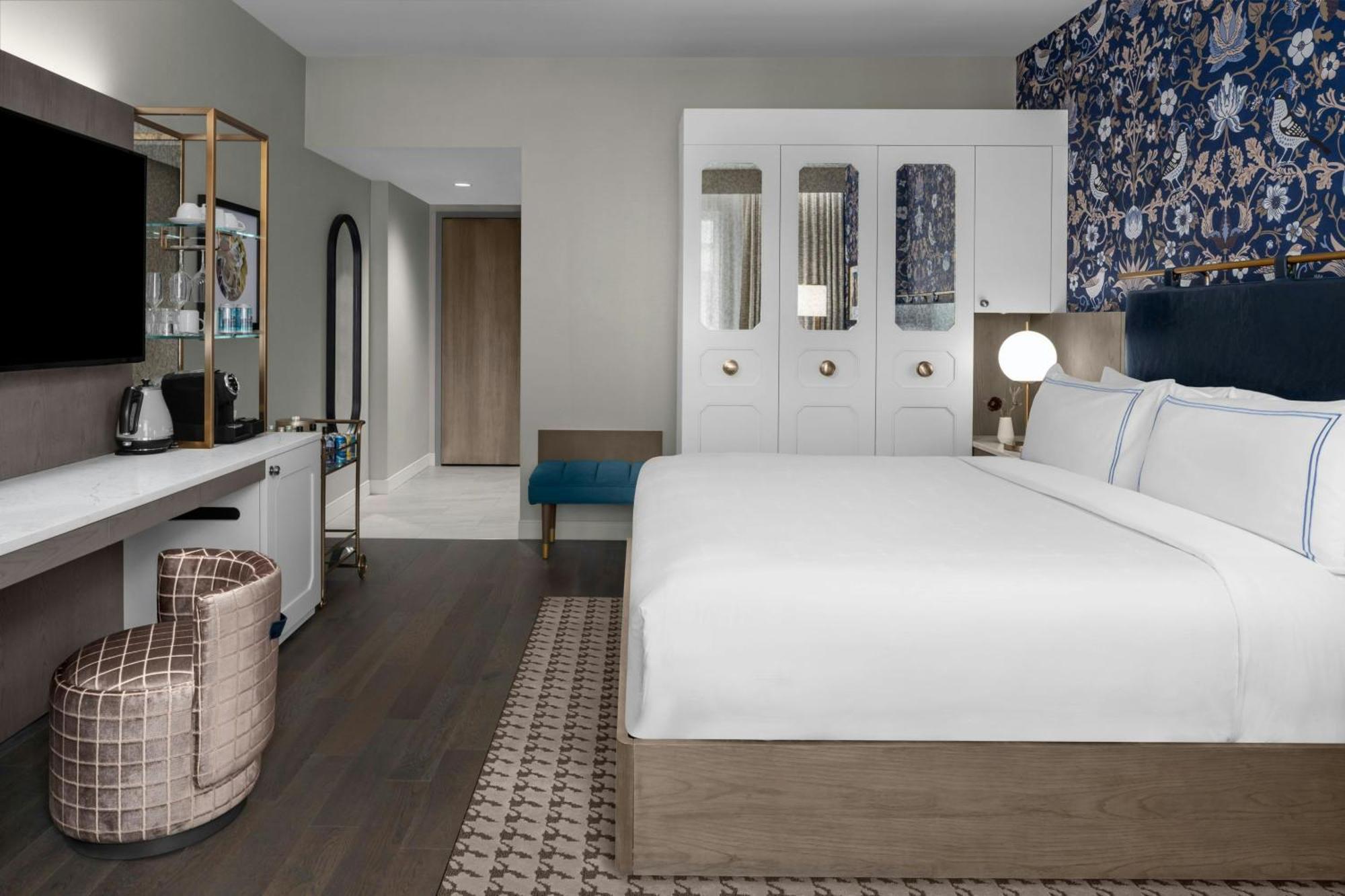 Habitación con cama extragrande.
