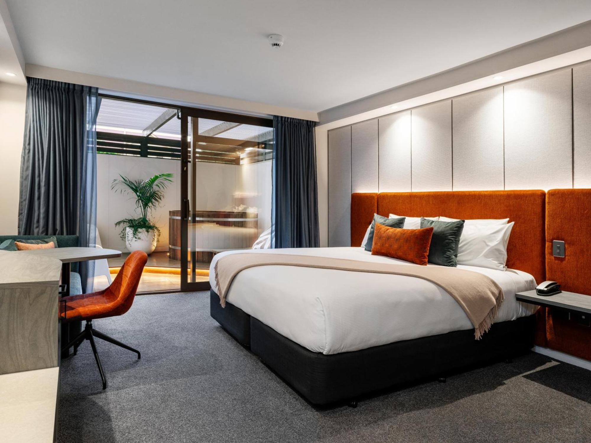 Deluxe Spa 1 King – with Club Lounge Access