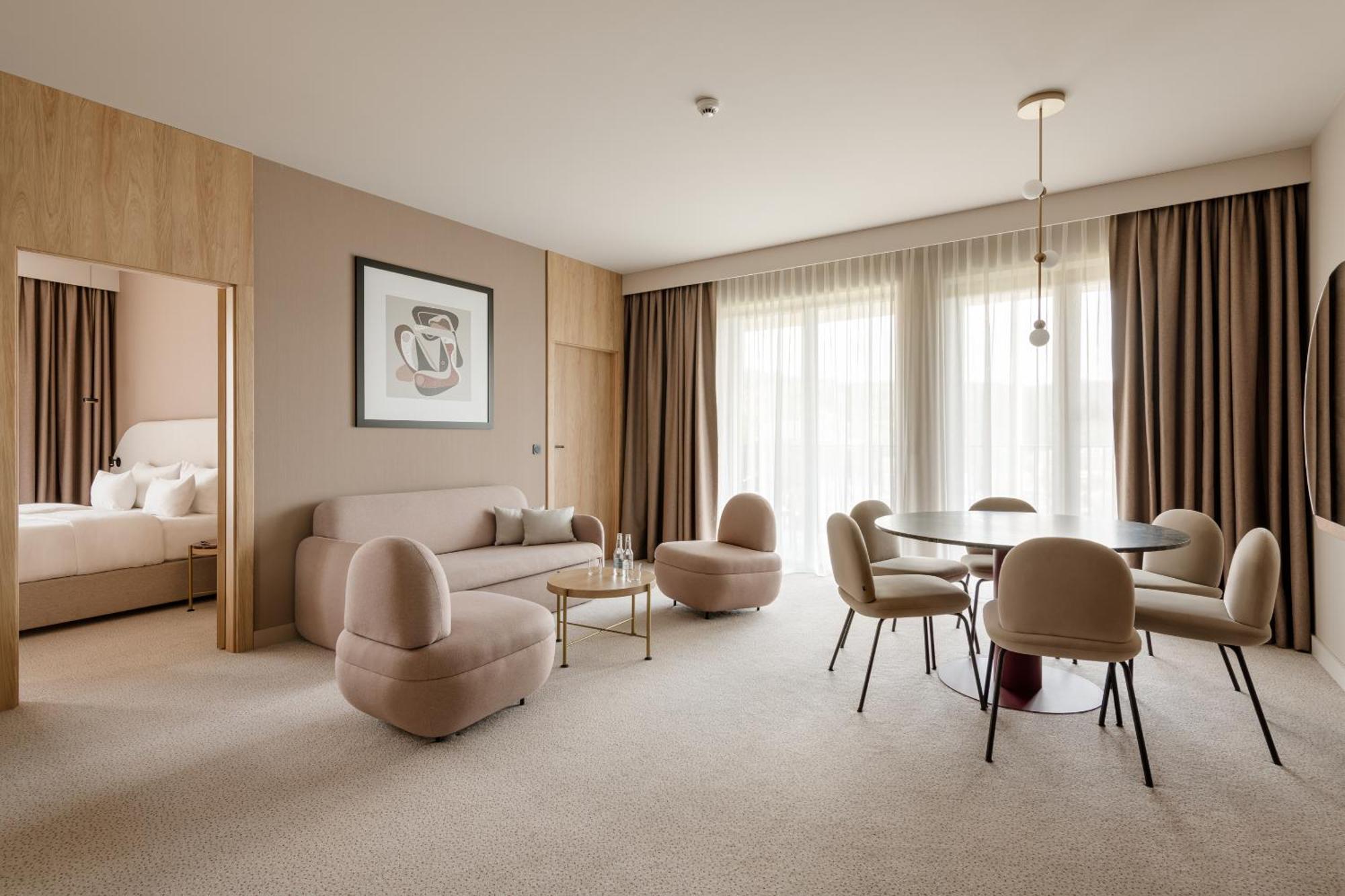 Executive Suite,1652822409:JPEG