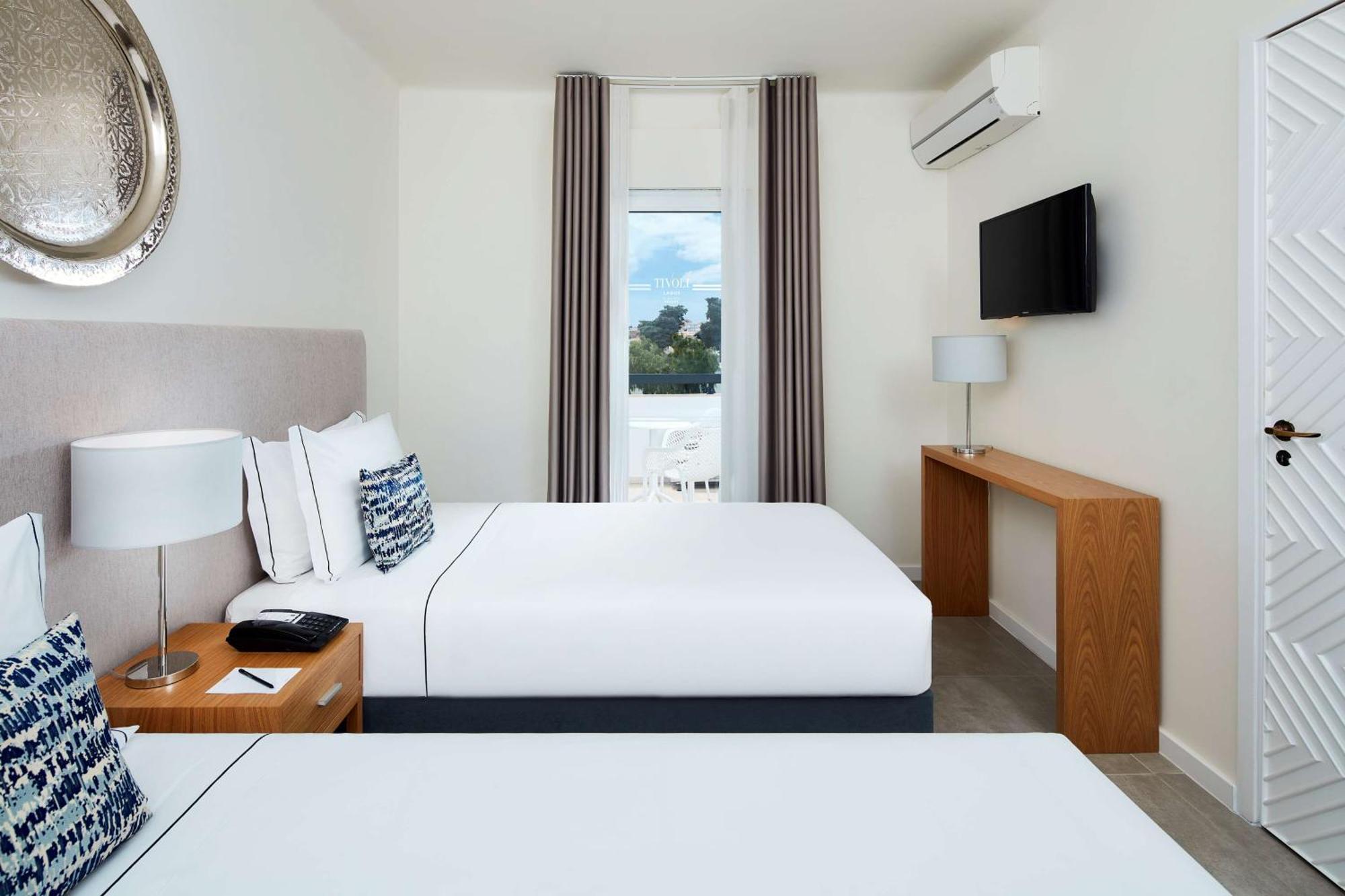 Quarto Familiar com Vista Piscina