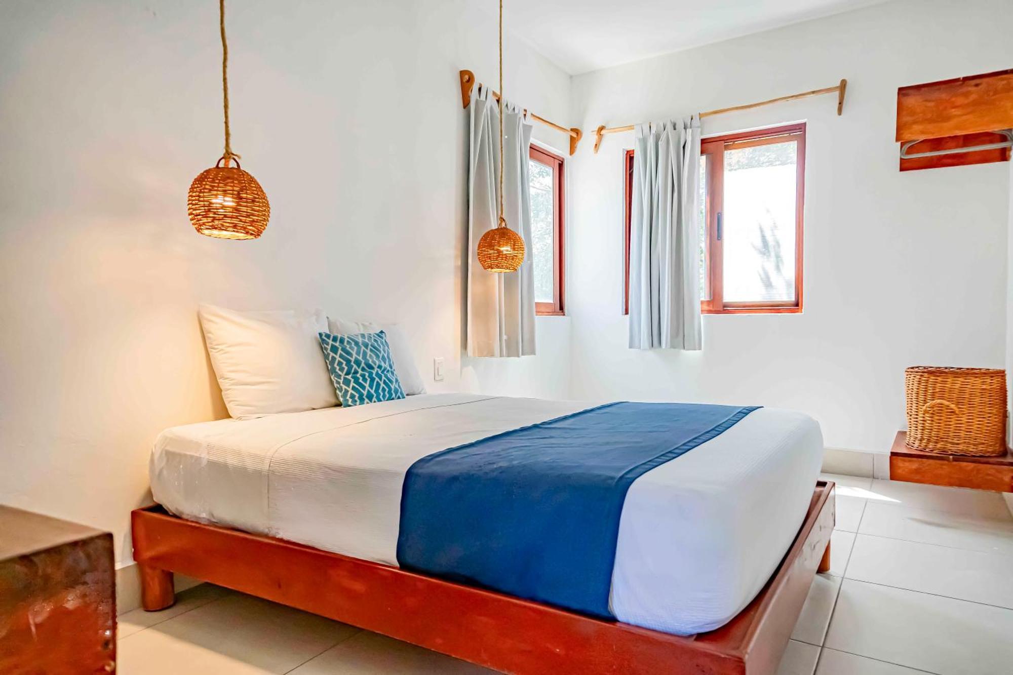 Small Double Room,1654350019:JPEG