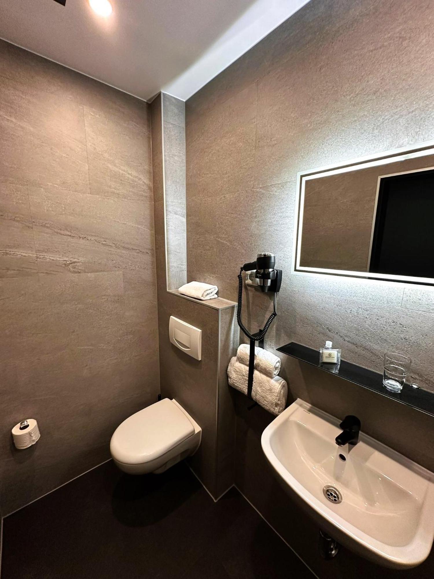 Single Room,1654893701:JPEG