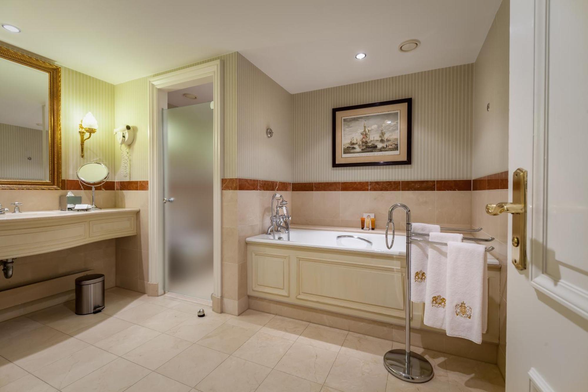 Junior Suite mit Kingsize-Bett und Stadtblick