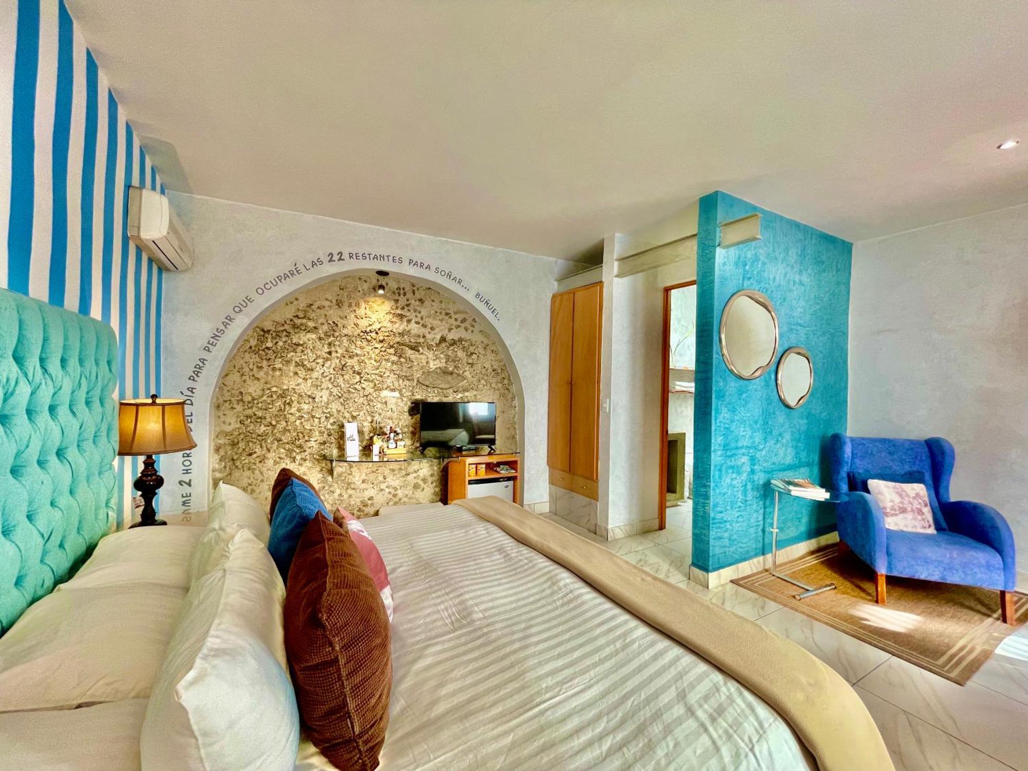 Habitación con cama extragrande.