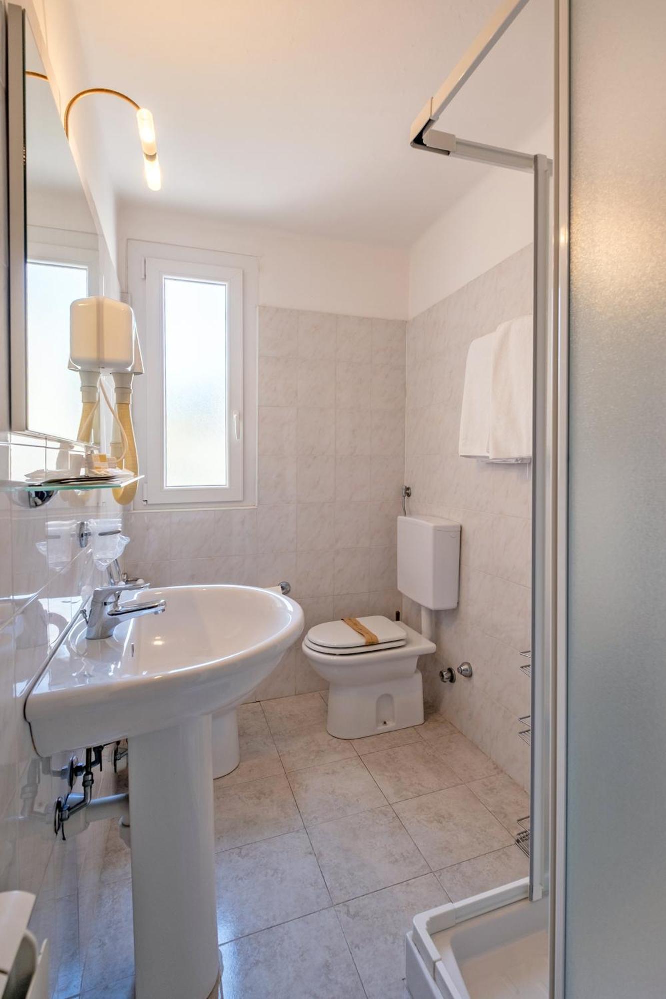 Superior Family Room,1662392994:JPEG