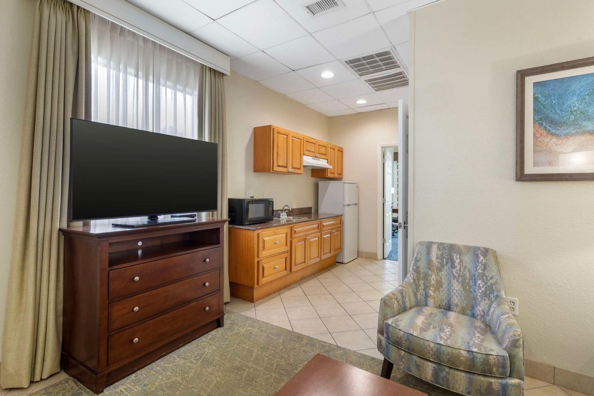 Family Suite with 2 Queen Beds with Kitchenette,1665399996:JPEG