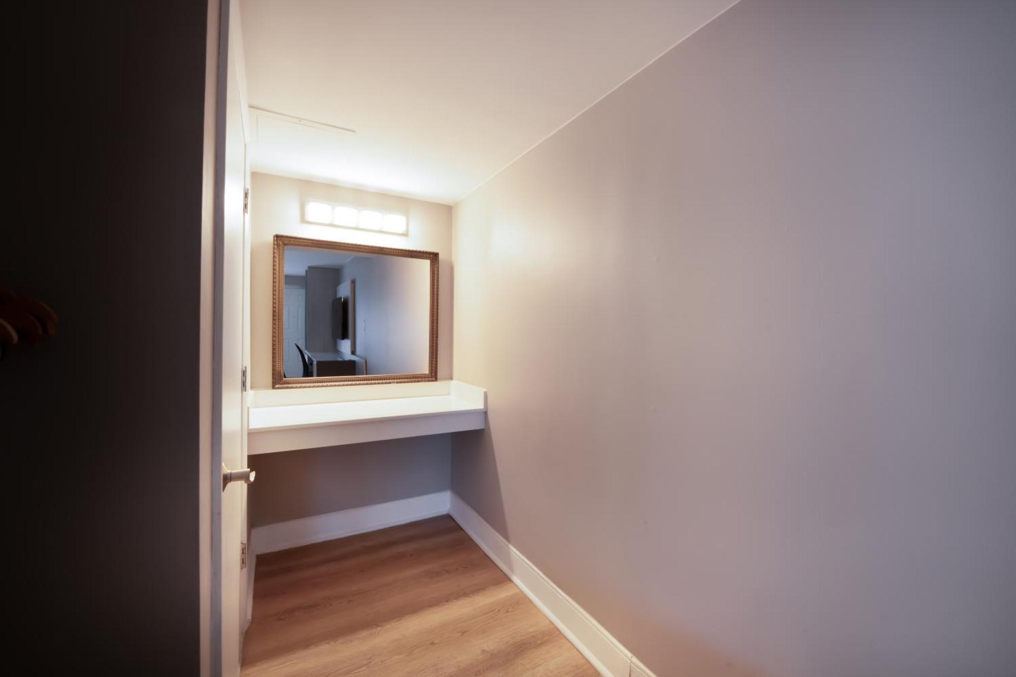 Quarto com Cama King-size e Chuveiro Acessível a Cadeirantes - Unidade Acessível para Hóspedes com Mobilidade Reduzida