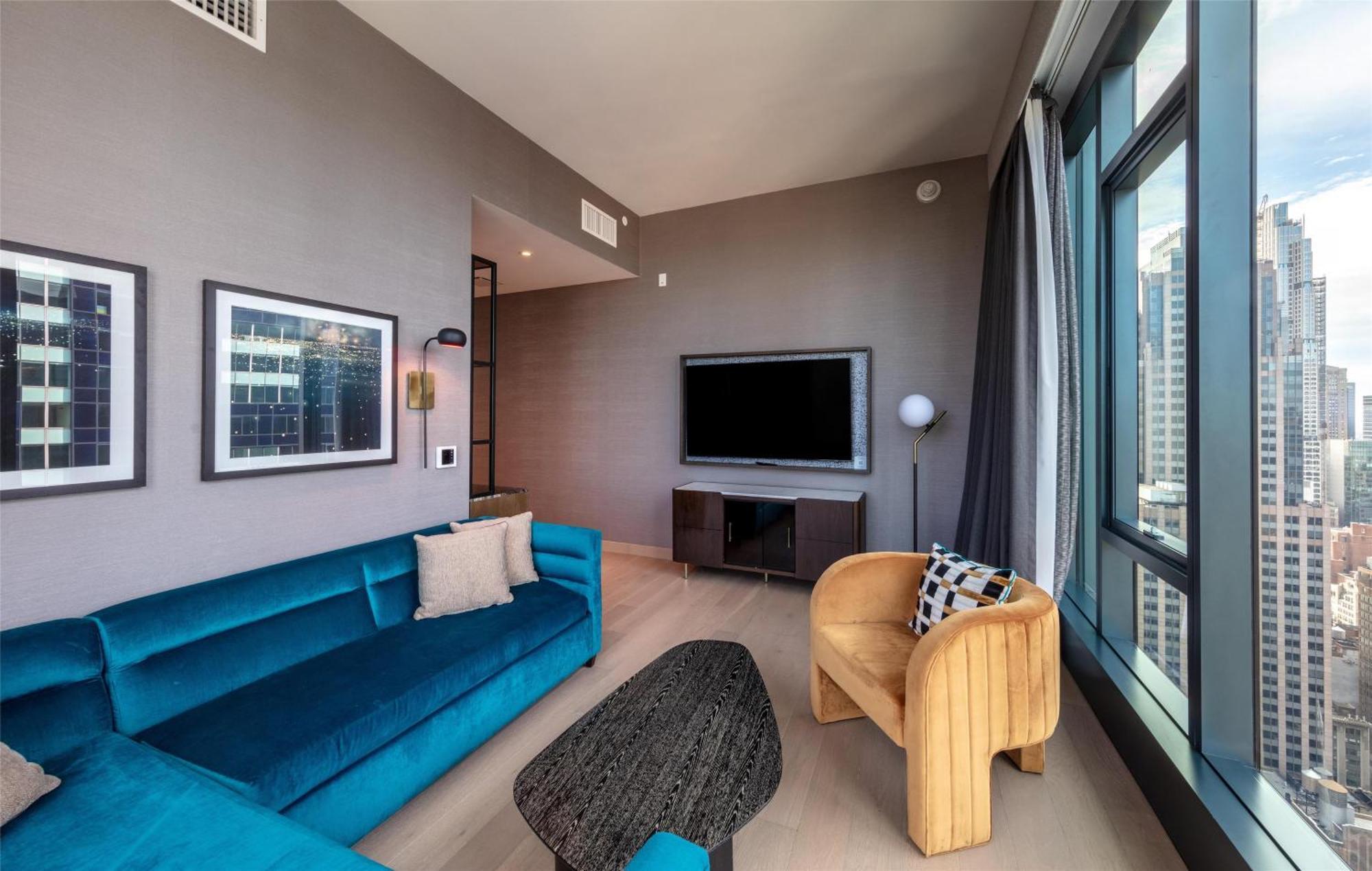 Corner King Suite with Panoramic Square View