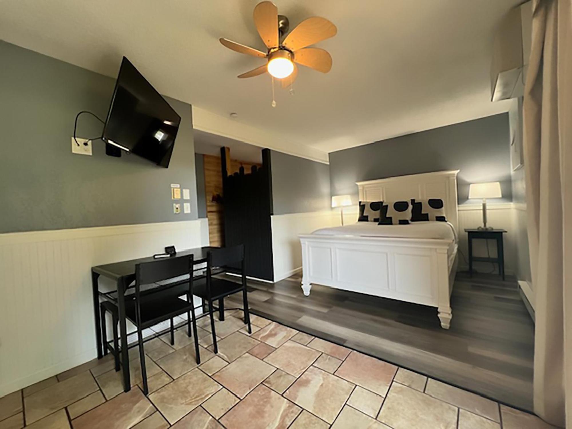 One-Bedroom Apartment with One Queen Bed and Bunk Beds- Non-Smoking,1679585408:JPEG