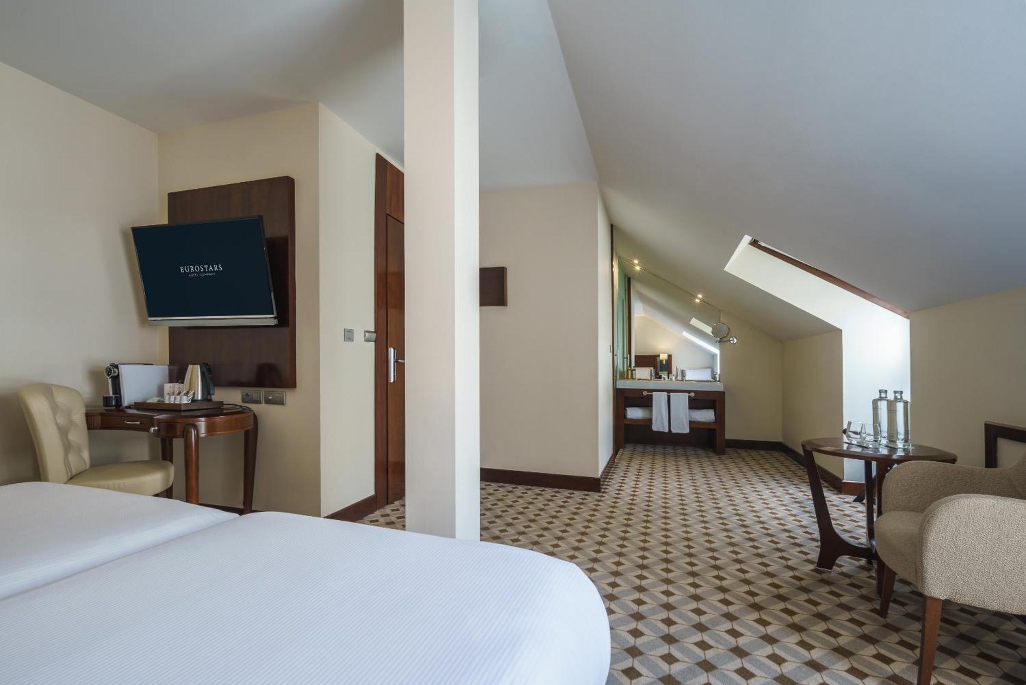 Double Room with Extra Bed,1689829181:JPEG